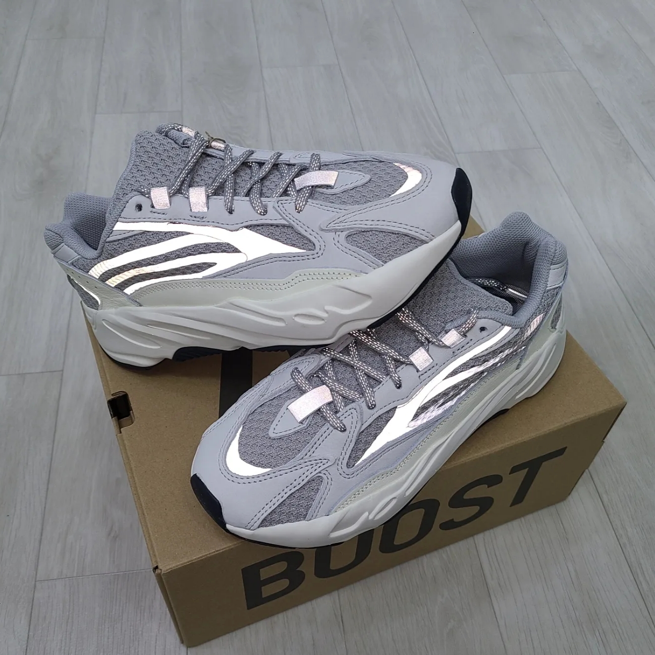 Adidas Yeezy Boost 700 V2 Static 2022 착용 스타일 - 5