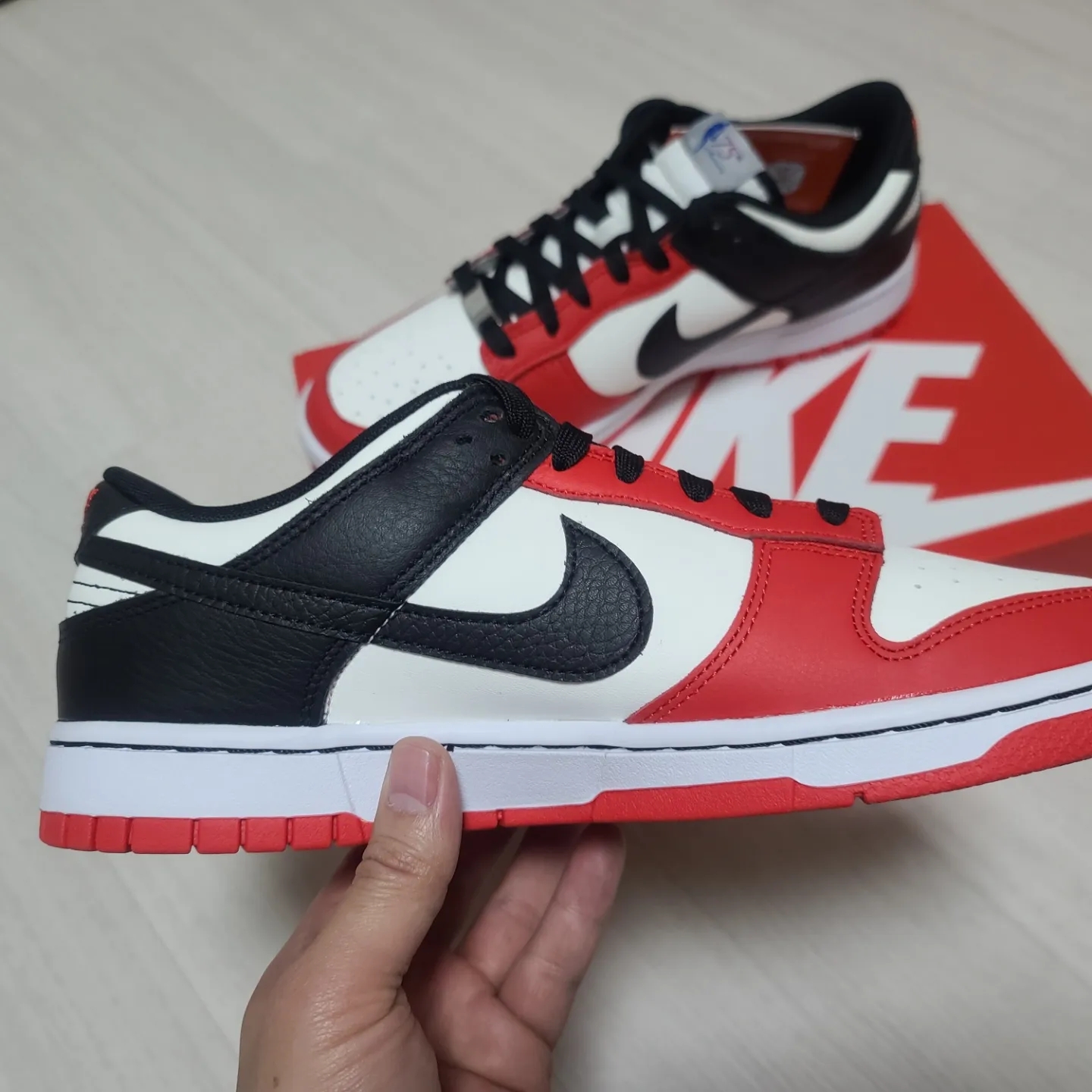 Nike x NBA Dunk Low Retro EMB Black and Chile Red 착용 스타일 - 4