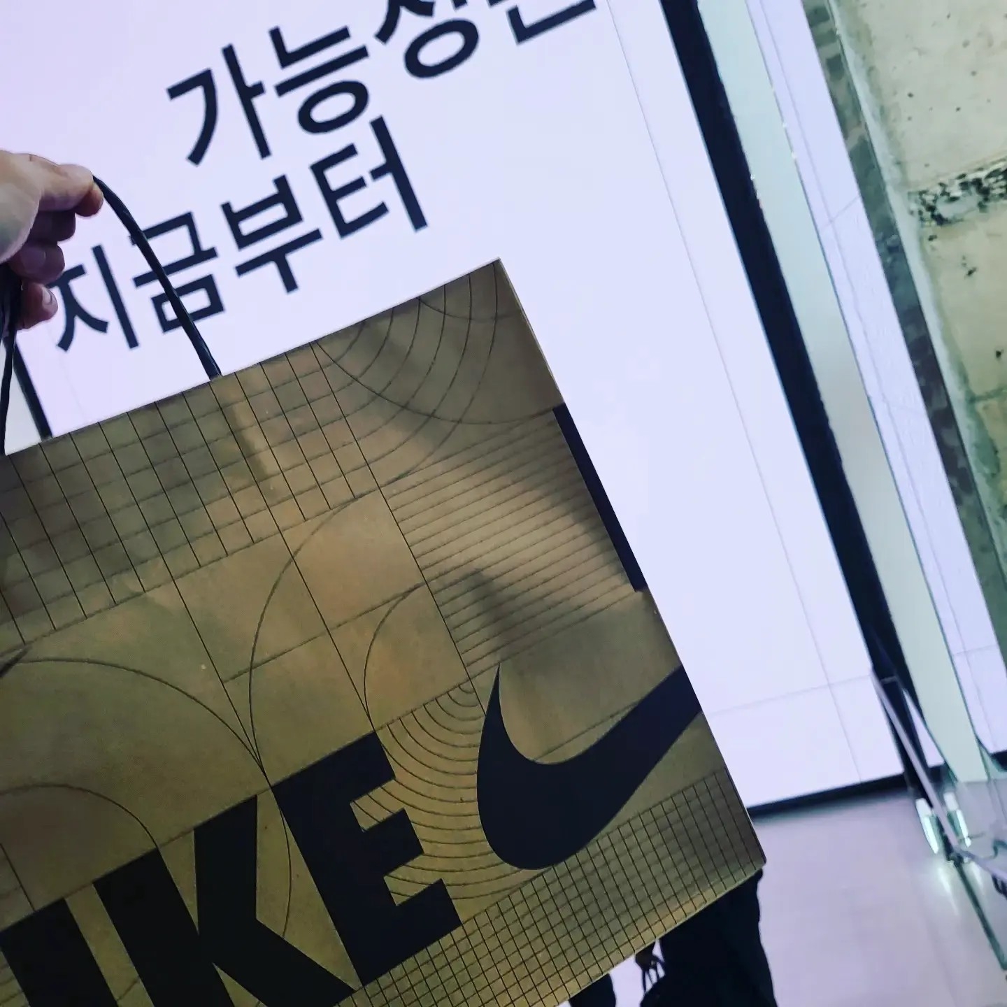 Nike x NBA Dunk Low Retro EMB Black and Chile Red 착용 스타일 - 2