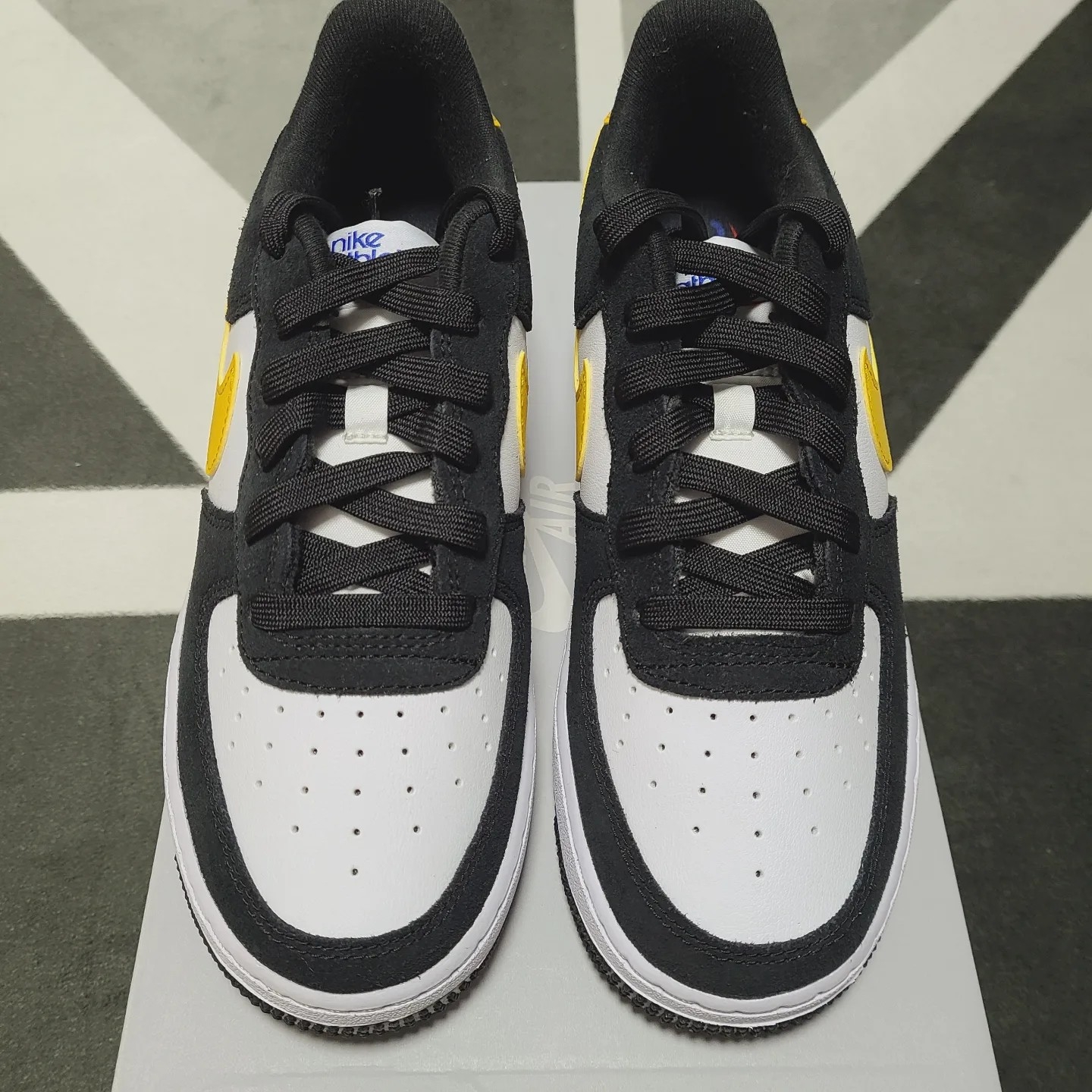 Nike Air Force 1 '07 LV8 Athletic Club Black Dark Sulfur 착용 스타일 - 3