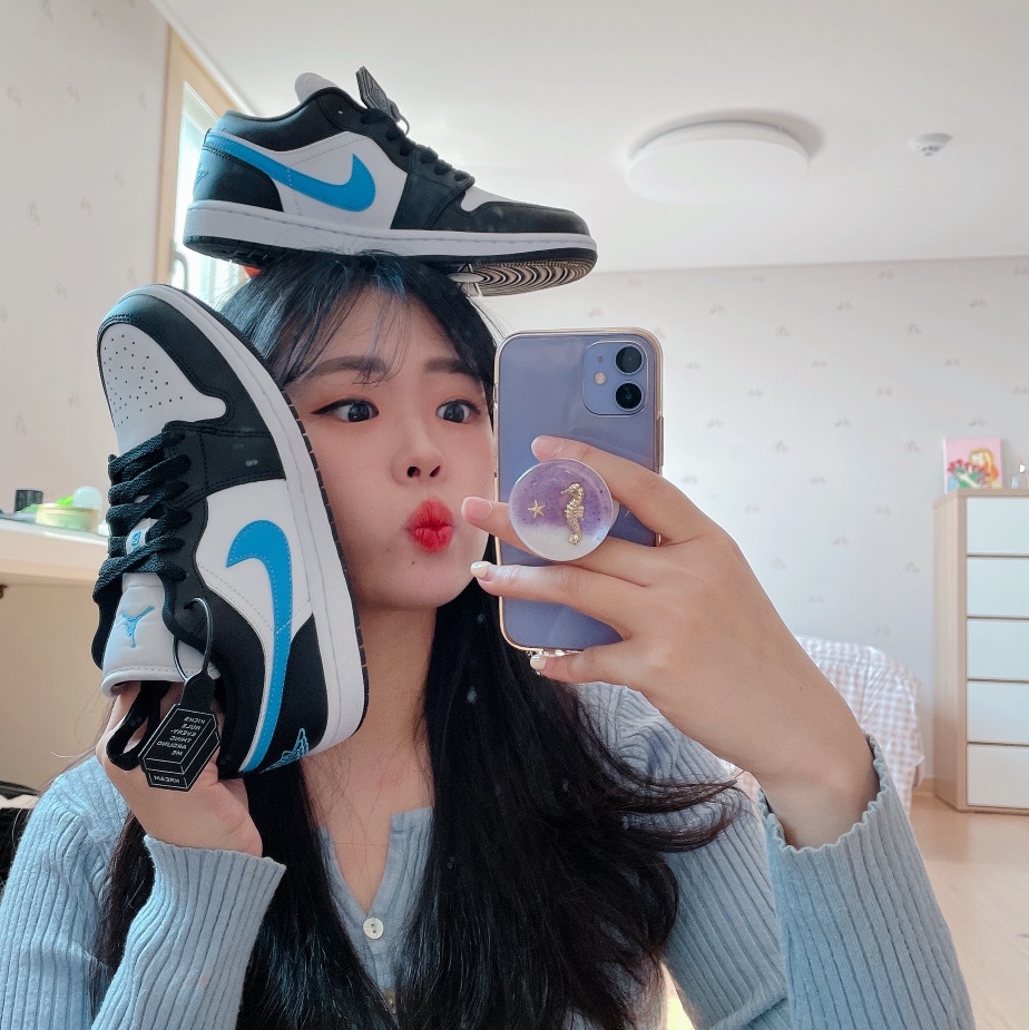 (W) Jordan 1 Low Black University Blue 착용 스타일