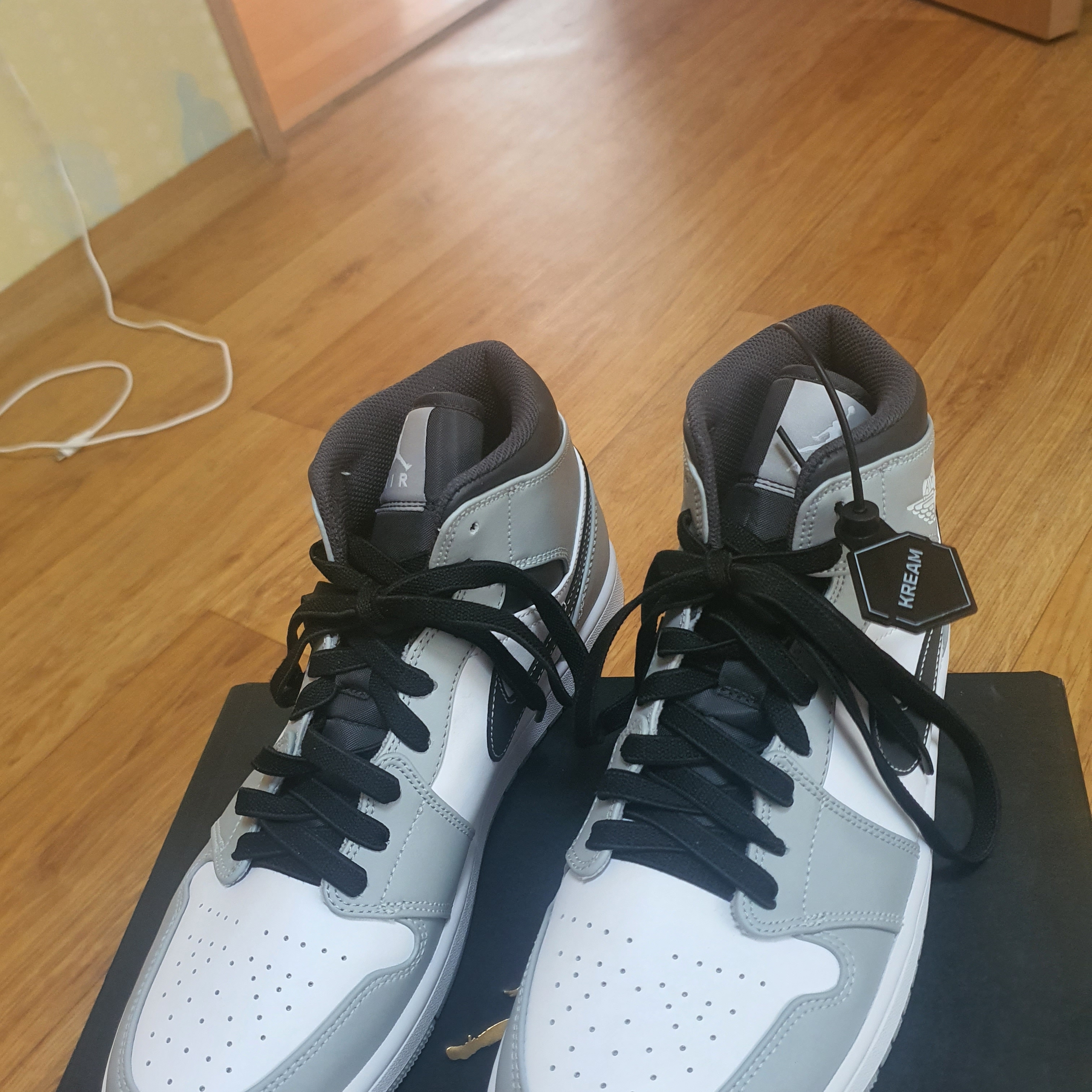 Jordan 1 Mid Light Smoke Grey Anthracite 착용 스타일 - 1