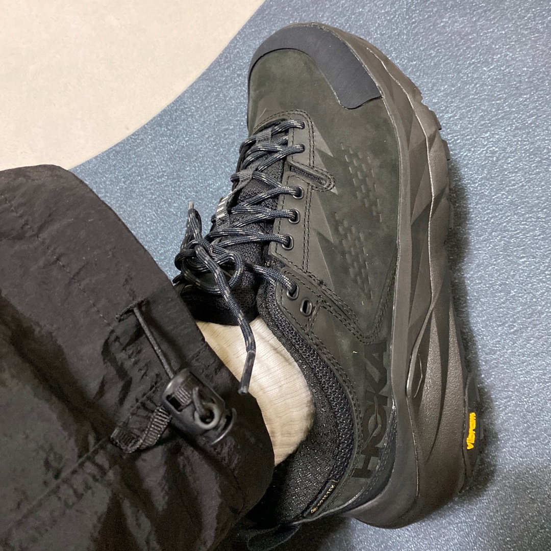 Hoka Kaha Low Gore-Tex Black Charcoal Gray 착용 스타일