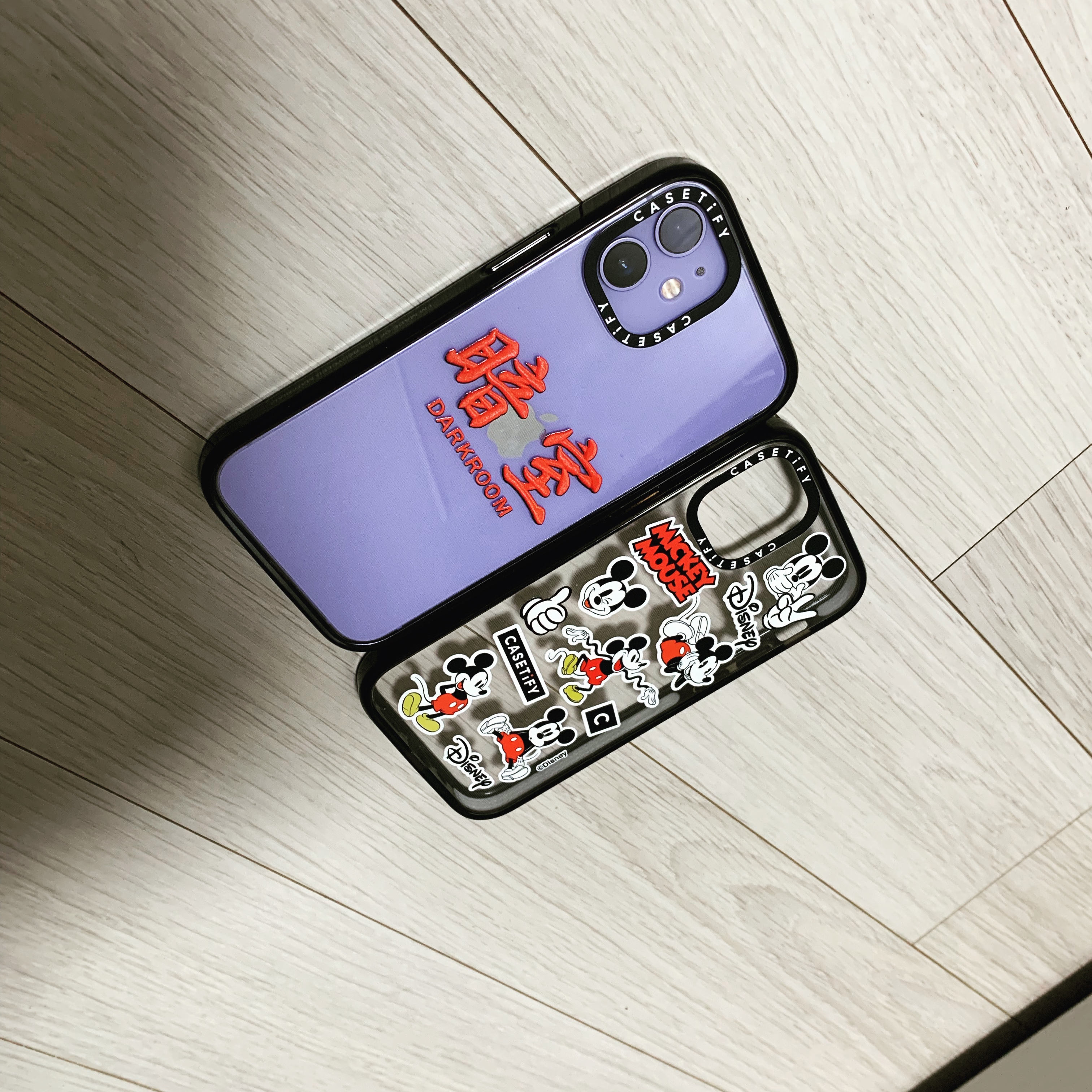 Casetify x Darkr8m Studio Red Stitch Logo Impact iPhone Case Clear Black 착용 스타일