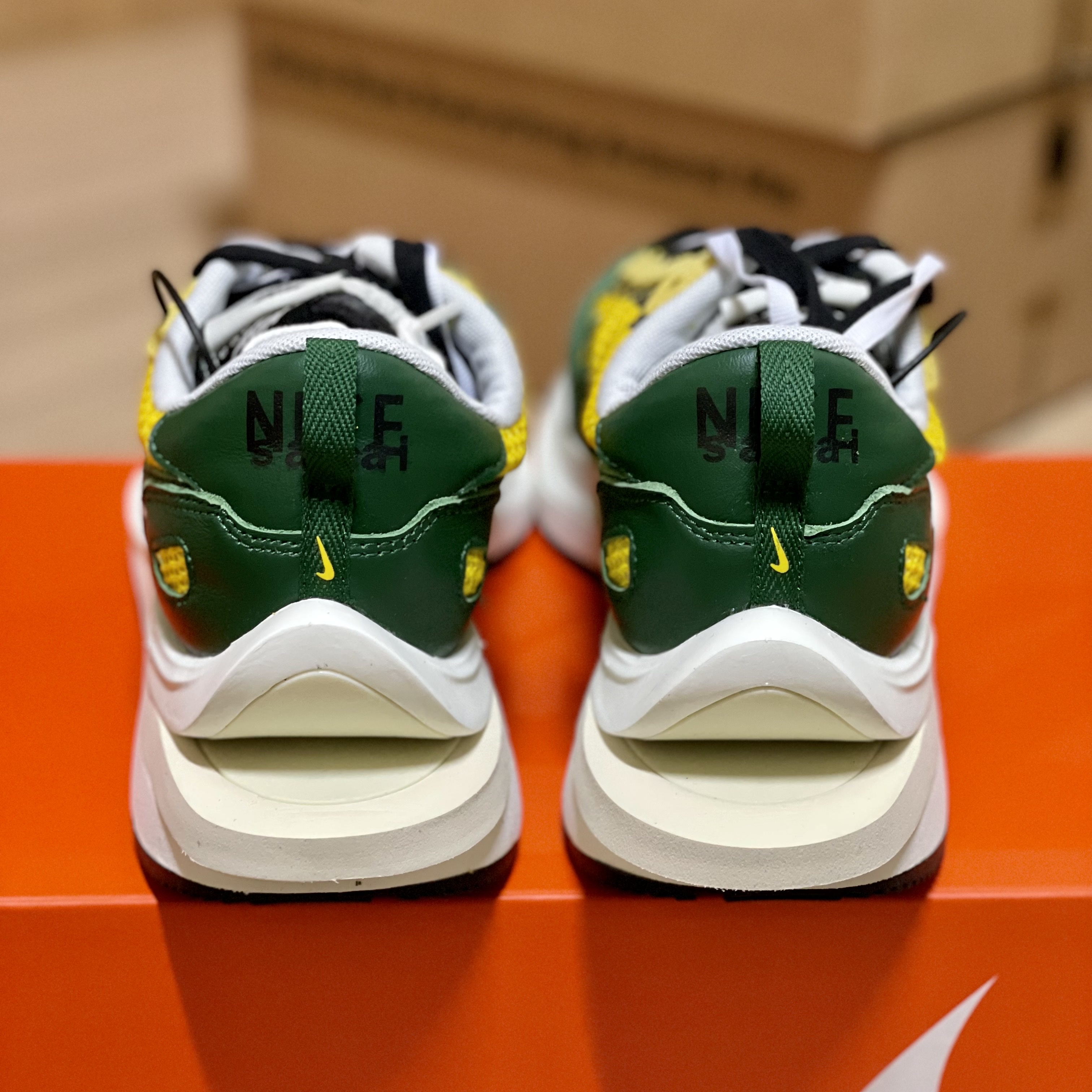 Nike x Sacai VaporWaffle Tour Yellow & Gorge Green Sail 착용 스타일 - 3