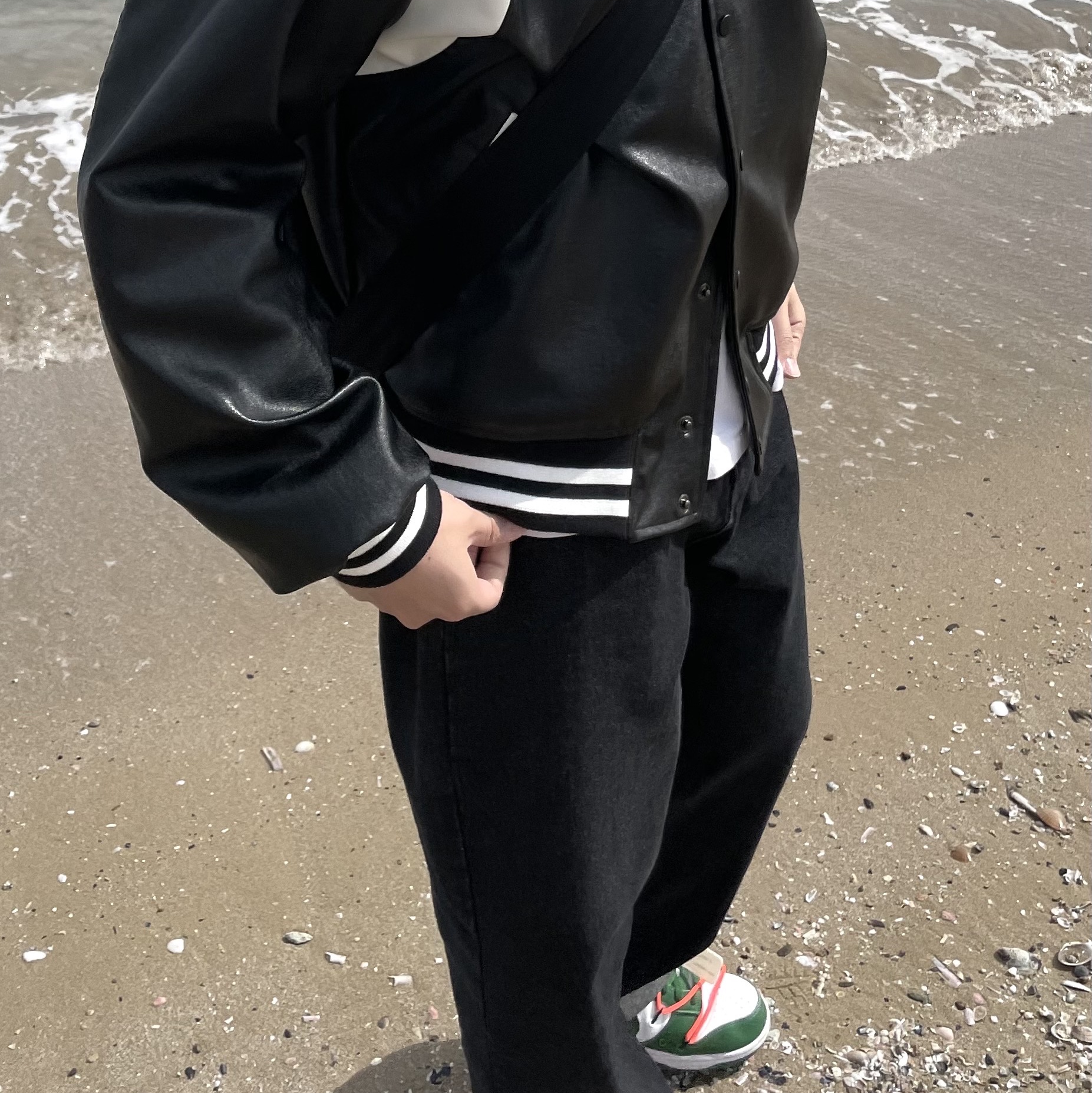 Nike x Off-White Dunk Low Pine Green, Ader Error Trace Admore Crossbody Bag White 착용 스타일 - 1