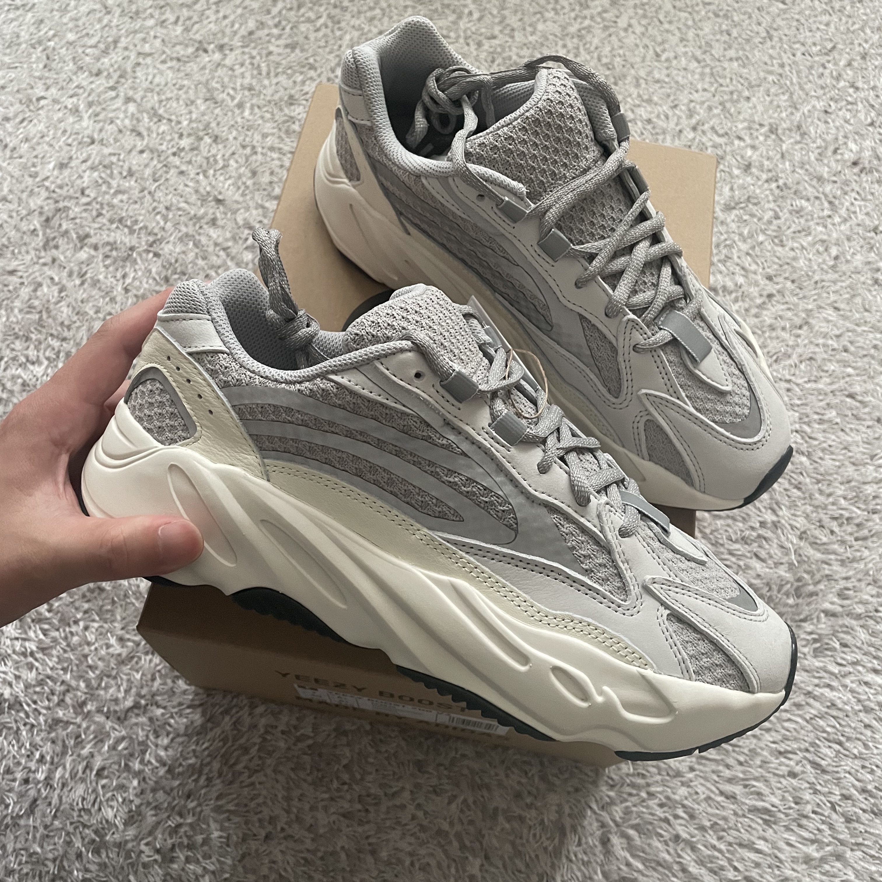 Adidas Yeezy Boost 700 V2 Static 2022 착용 스타일 - 1