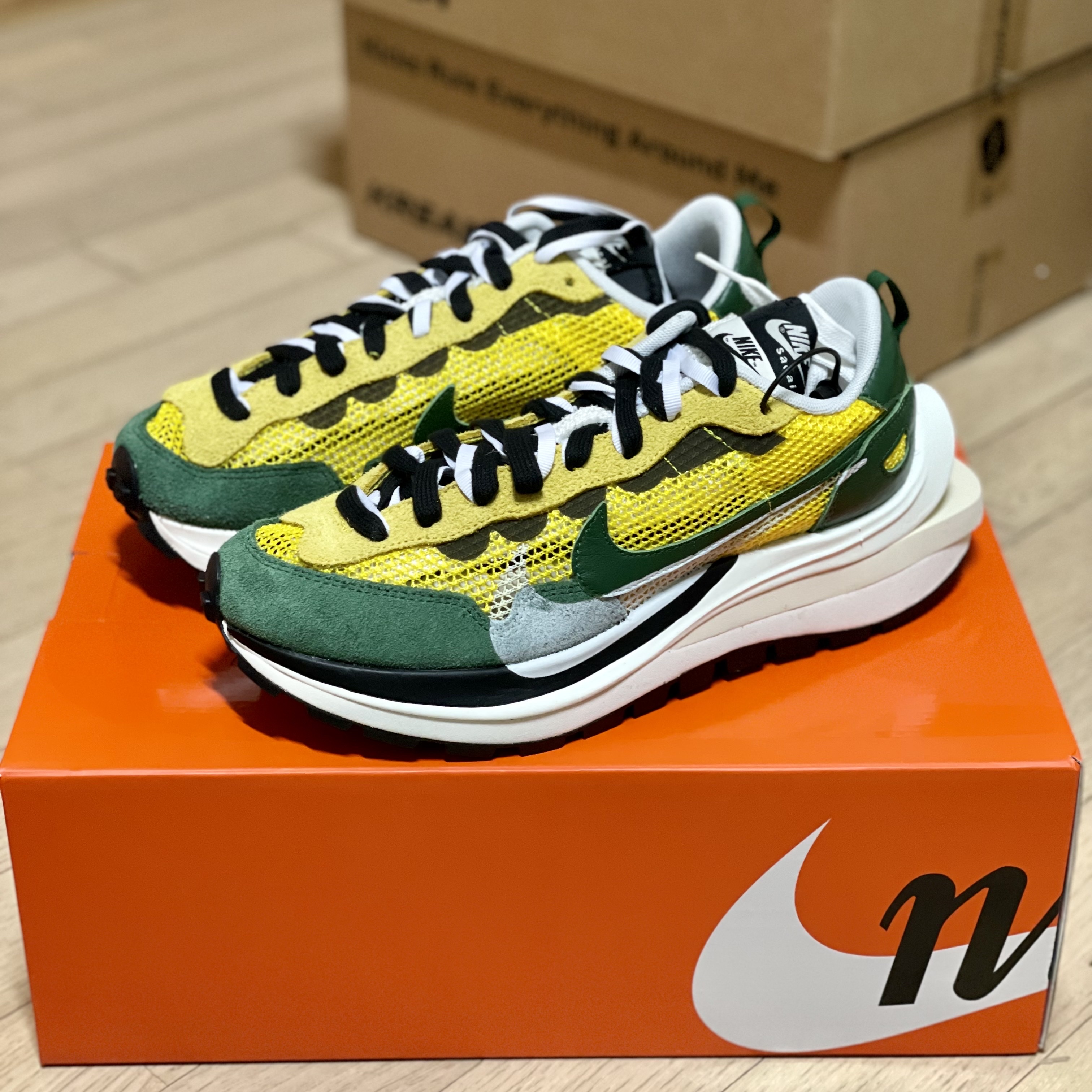 Nike x Sacai VaporWaffle Tour Yellow & Gorge Green Sail 착용 스타일 - 2