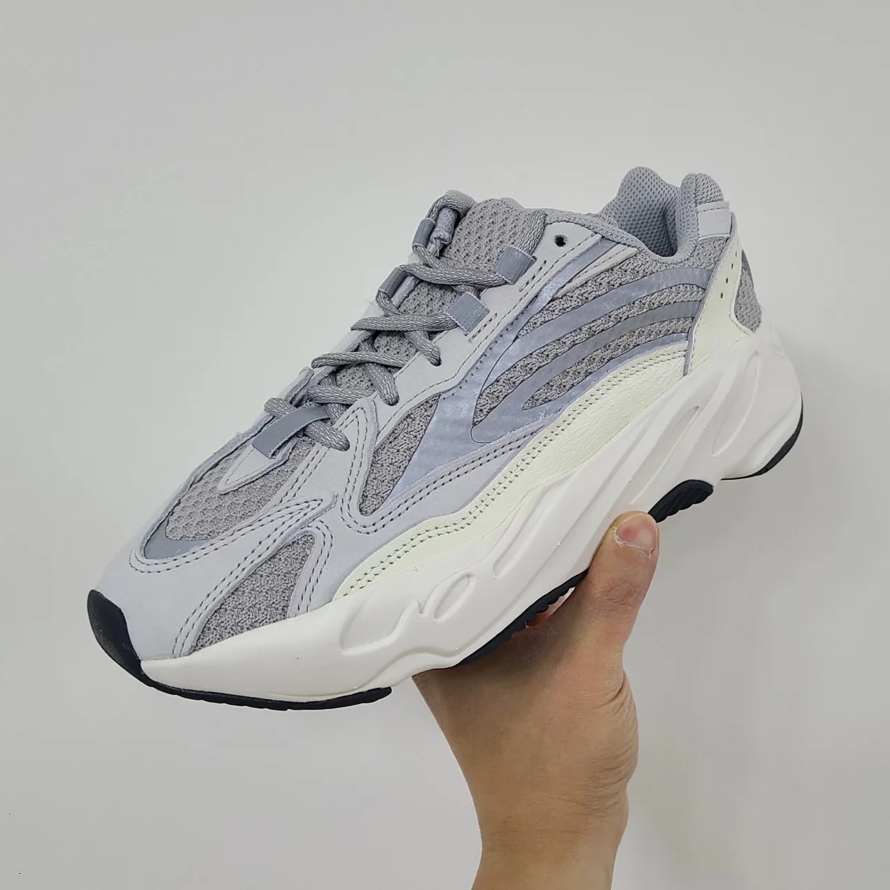 Adidas Yeezy Boost 700 V2 Static 2022 착용 스타일 - 2