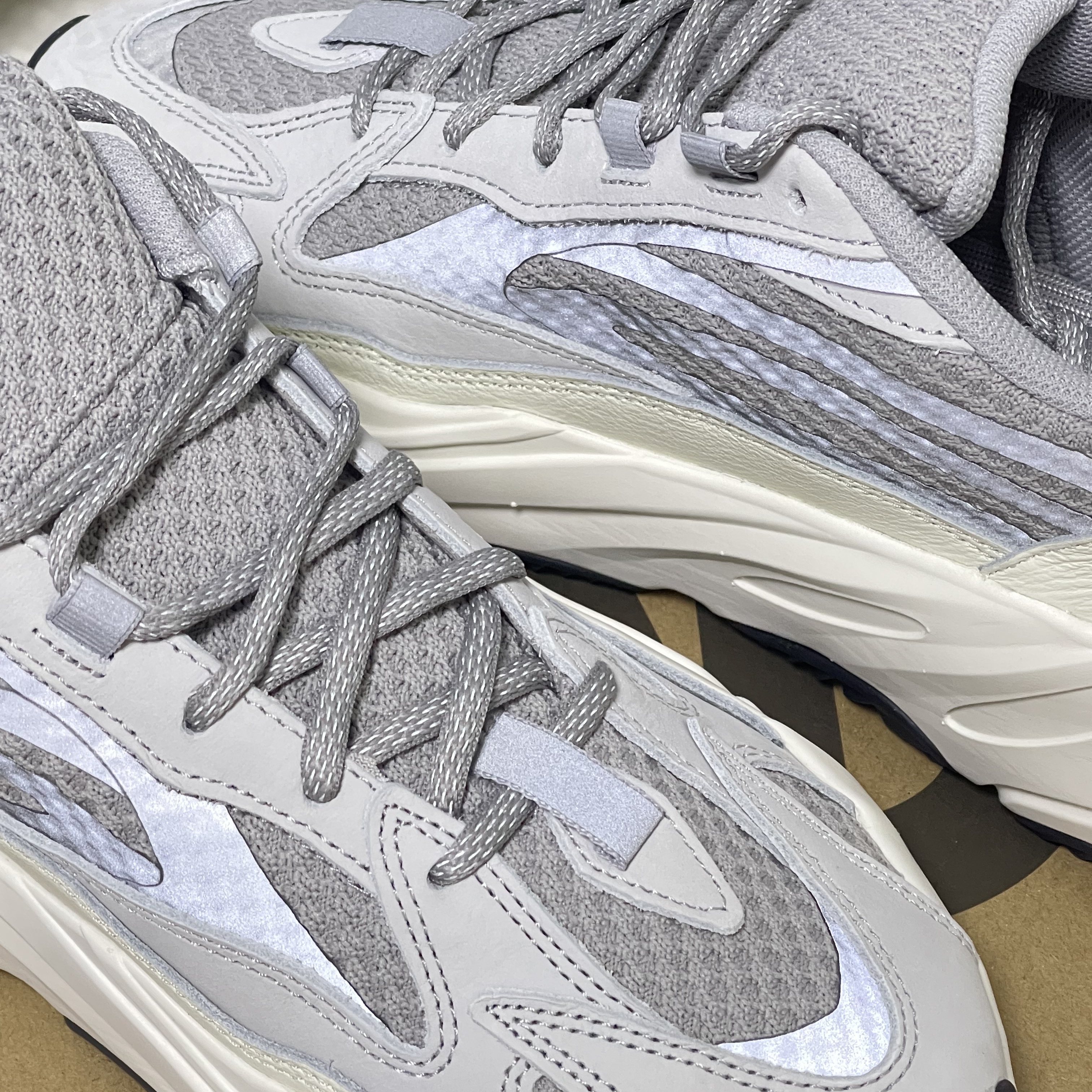 Adidas Yeezy Boost 700 V2 Static 2022 착용 스타일 - 3