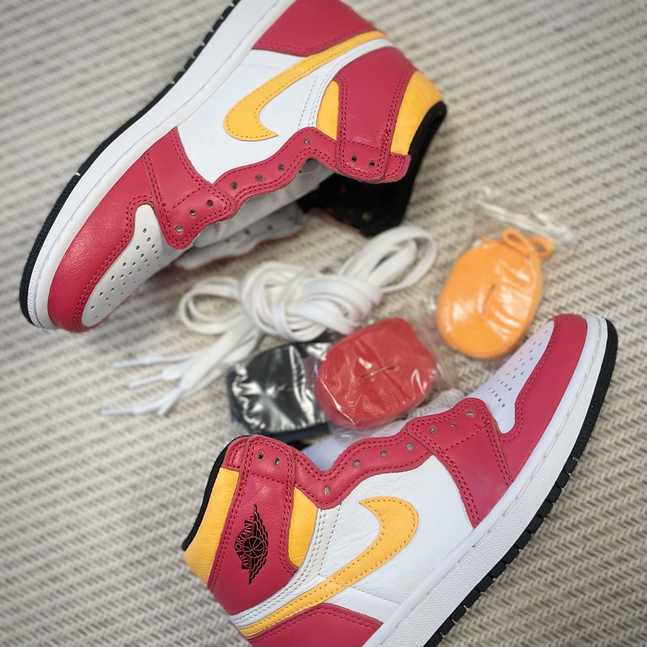 Jordan 1 Retro High OG Light Fusion Red 착용 스타일 - 2