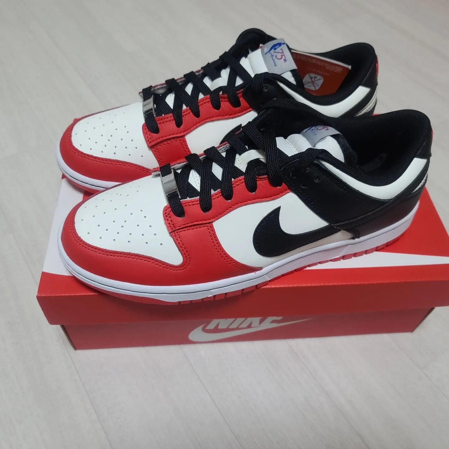 Nike x NBA Dunk Low Retro EMB Black and Chile Red 착용 스타일 - 1