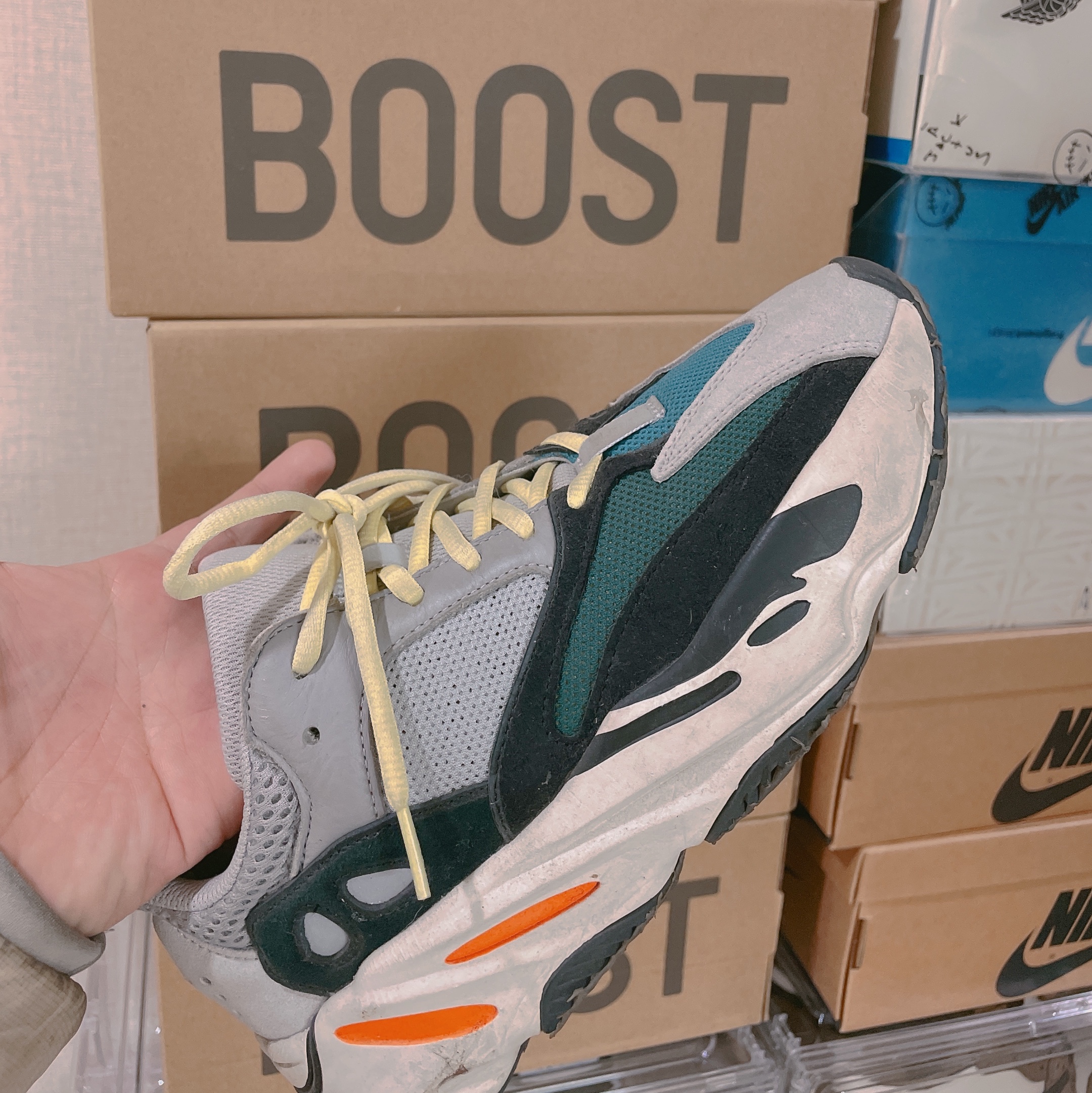 Adidas Yeezy Boost 700 Wave Runner Solid Grey 2017/2019 착용 스타일 - 2