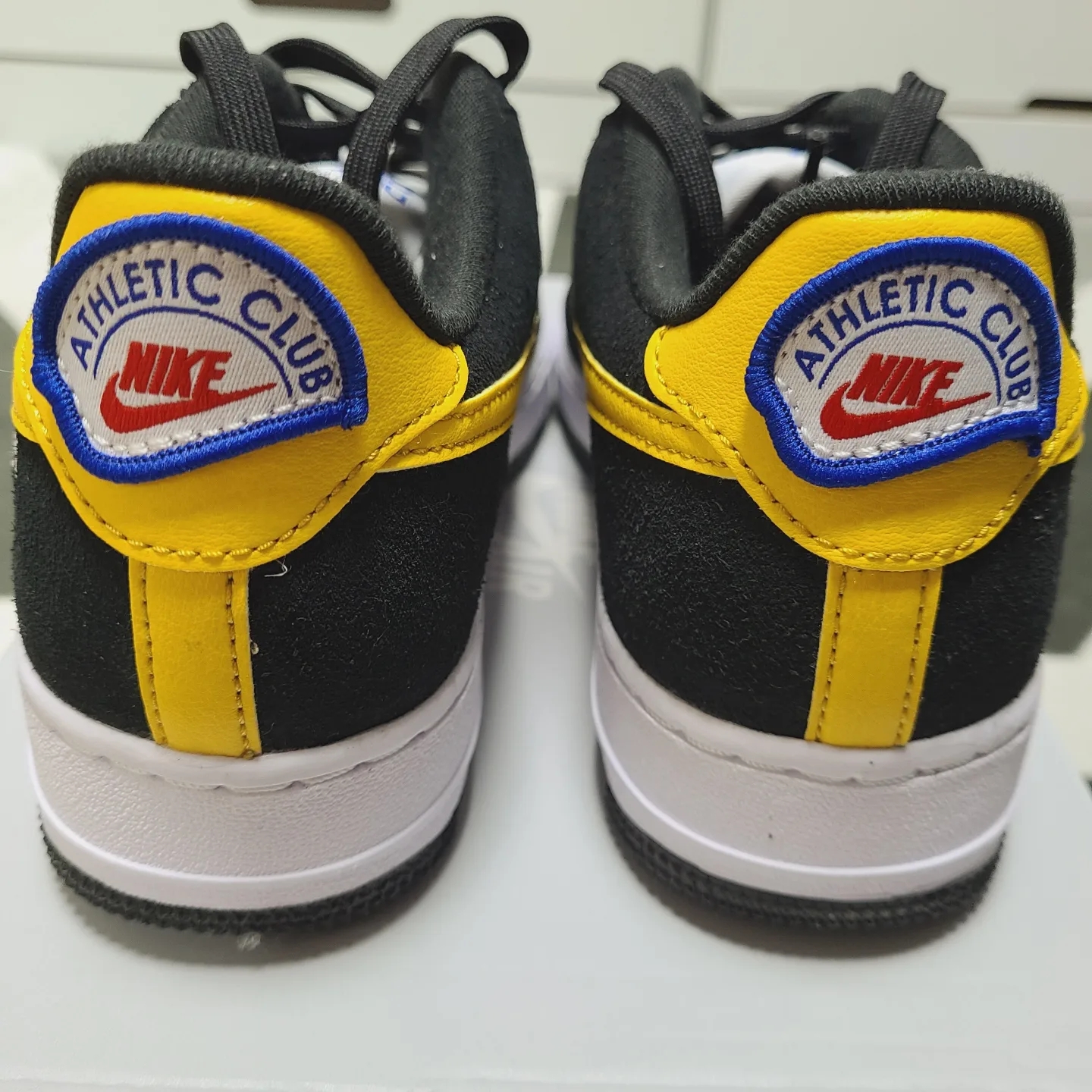 Nike Air Force 1 '07 LV8 Athletic Club Black Dark Sulfur 착용 스타일 - 2