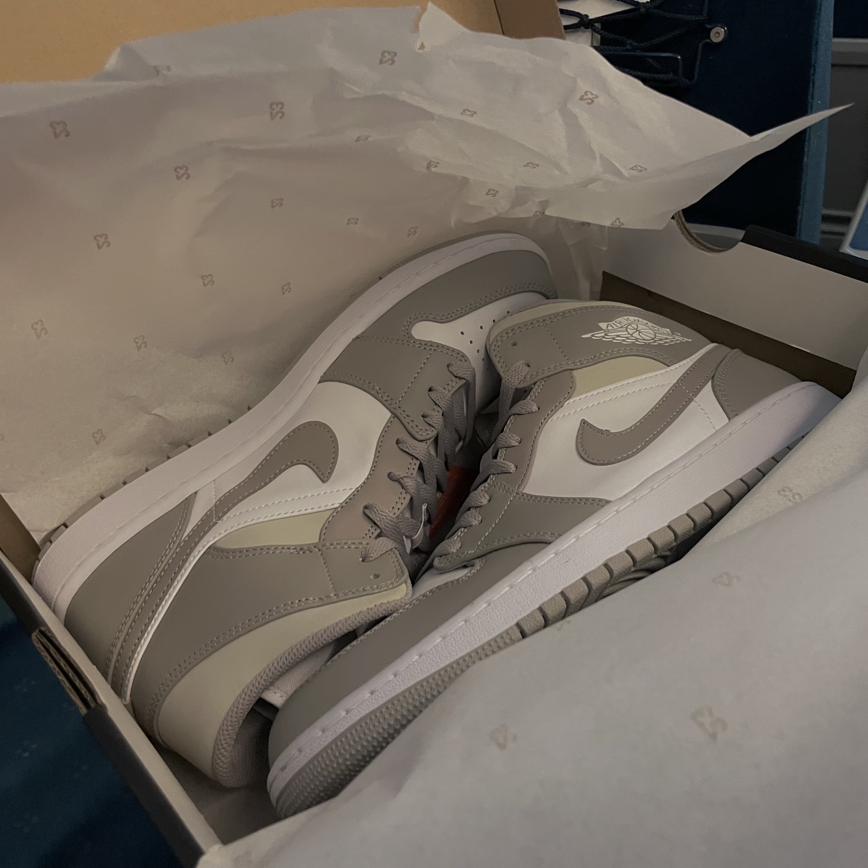 Jordan 1 Mid College Grey 착용 스타일