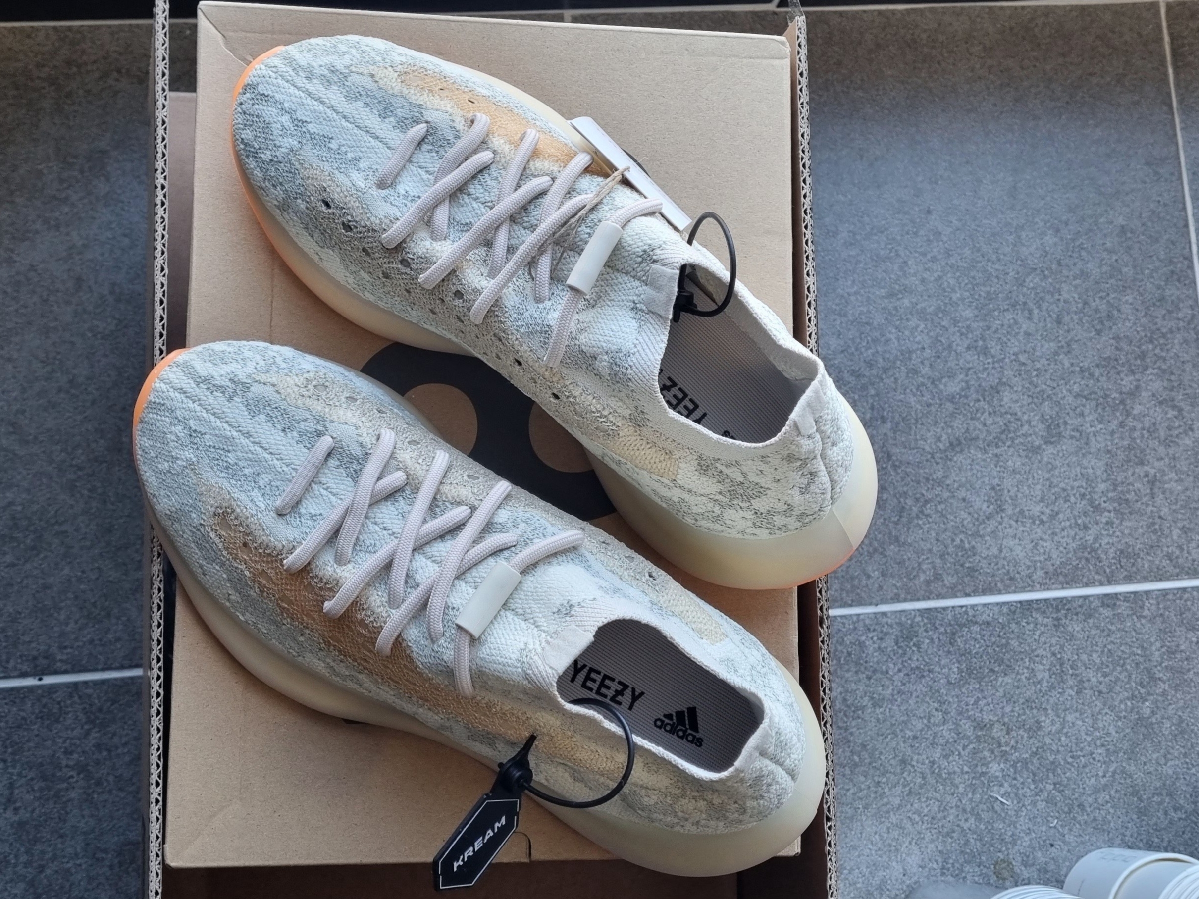 Adidas Yeezy Boost 380 Yecoraite - Reflective 착용 스타일 - 2