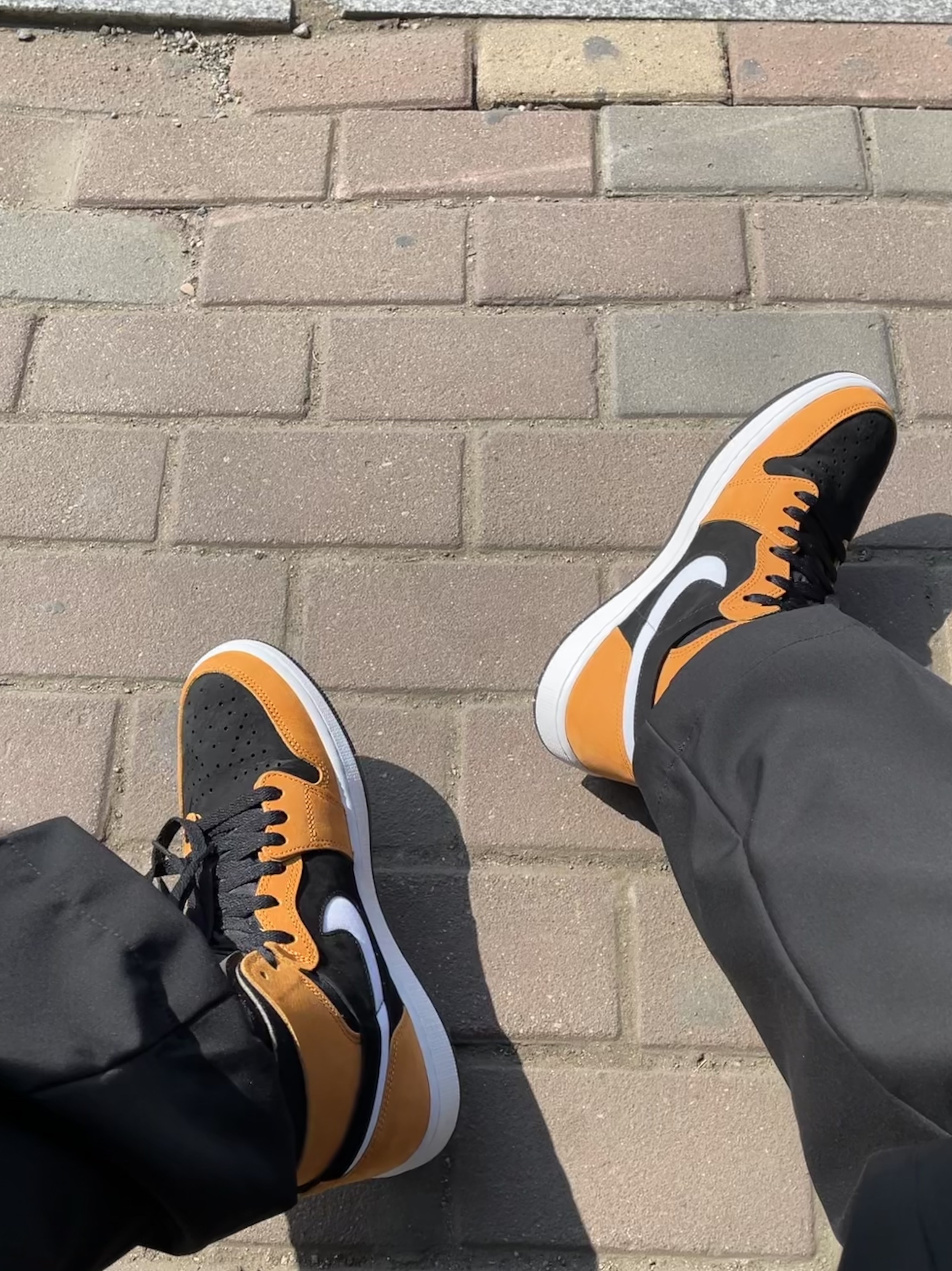 Jordan 1 Zoom Air CMFT Monarch Orange, Nike Air Force 1 '07 Low White 착용 스타일 - 1
