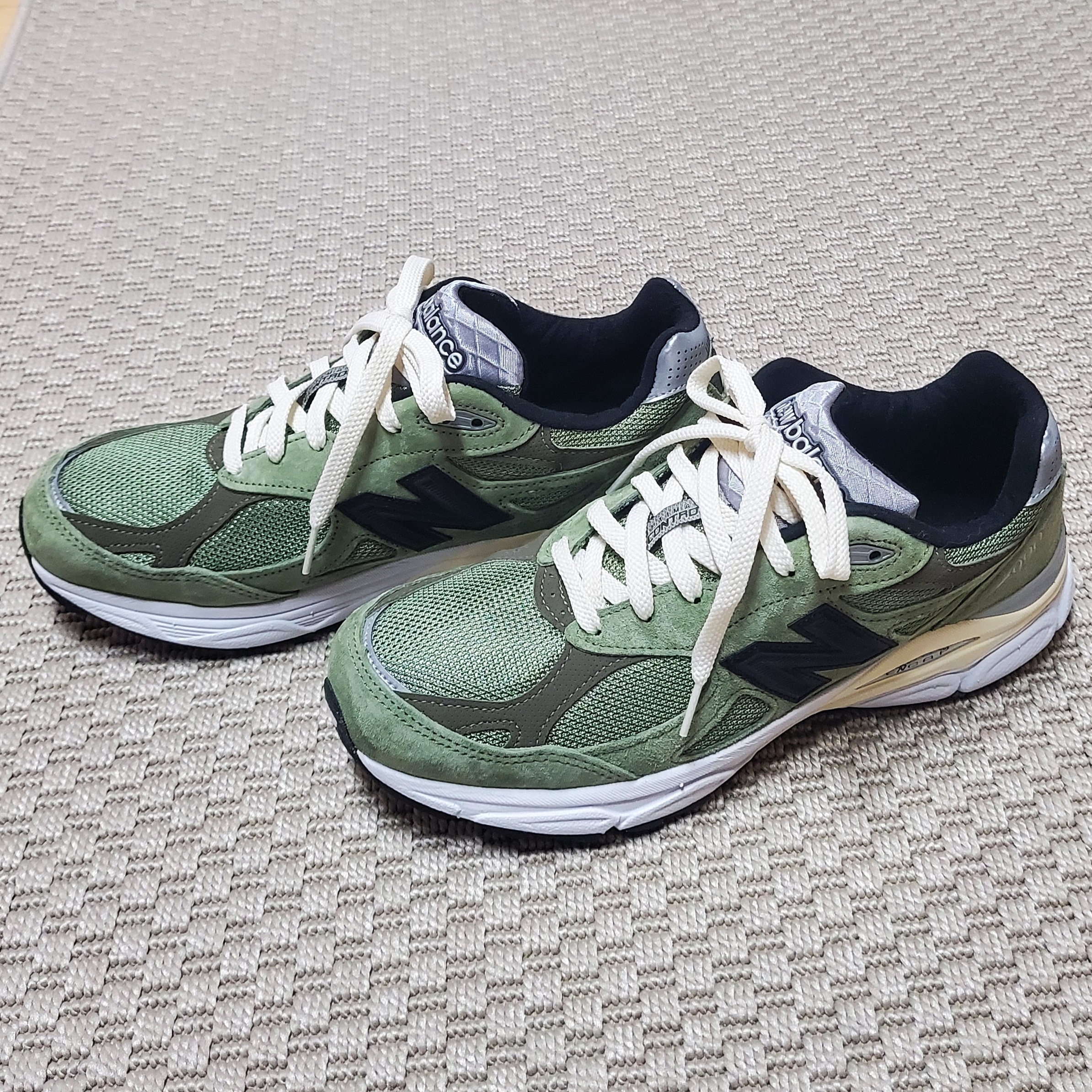 New Balance x JJJJound 990v3 Olive 착용 스타일 - 1