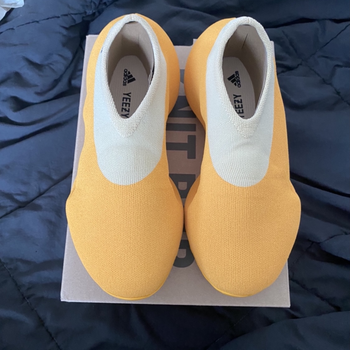 Adidas Yeezy Knit RNR Sulfur 착용 스타일 - 3