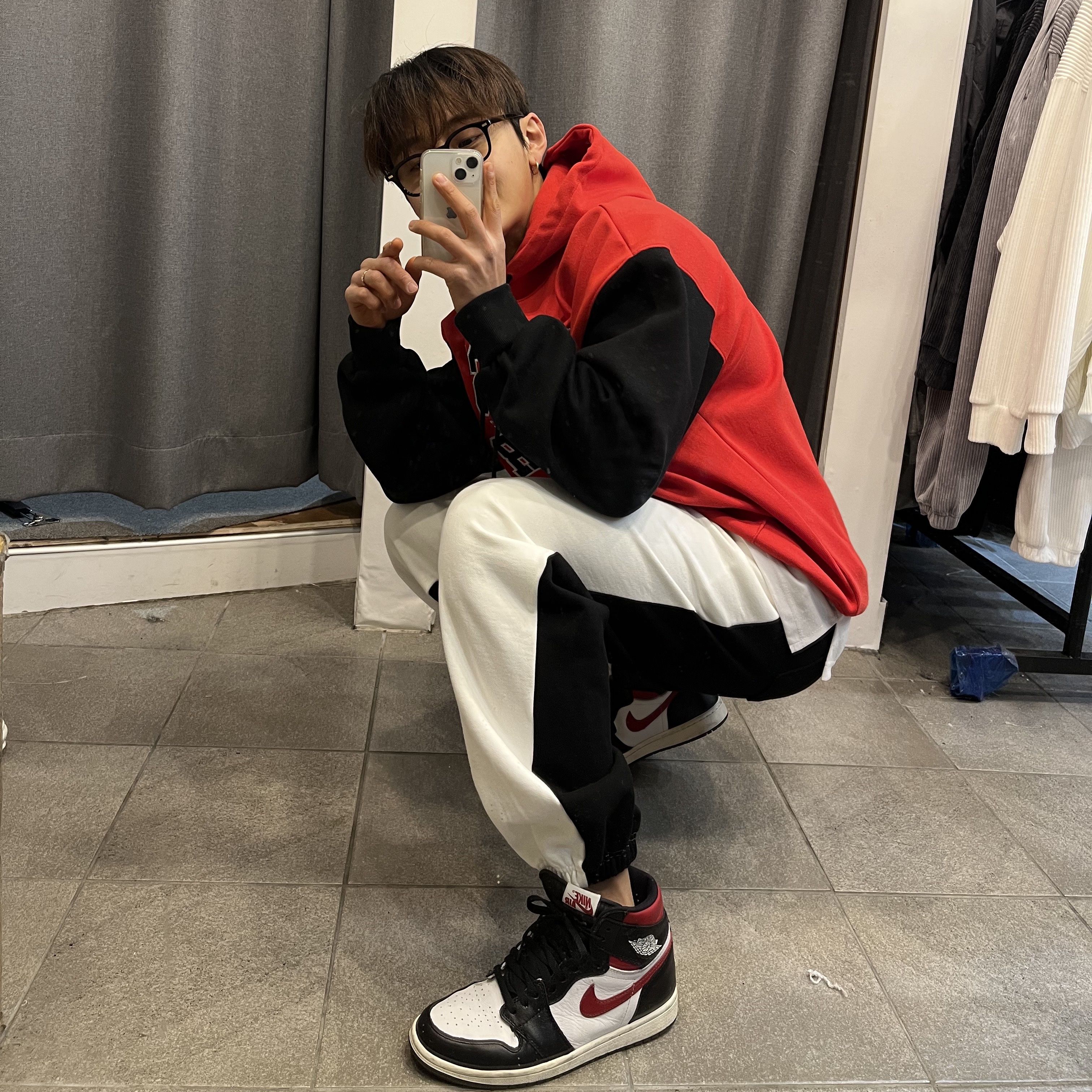 Jordan 1 Mid Gym Red Black White, Jordan 1 Retro High OG Gym Red 착용 스타일 - 1