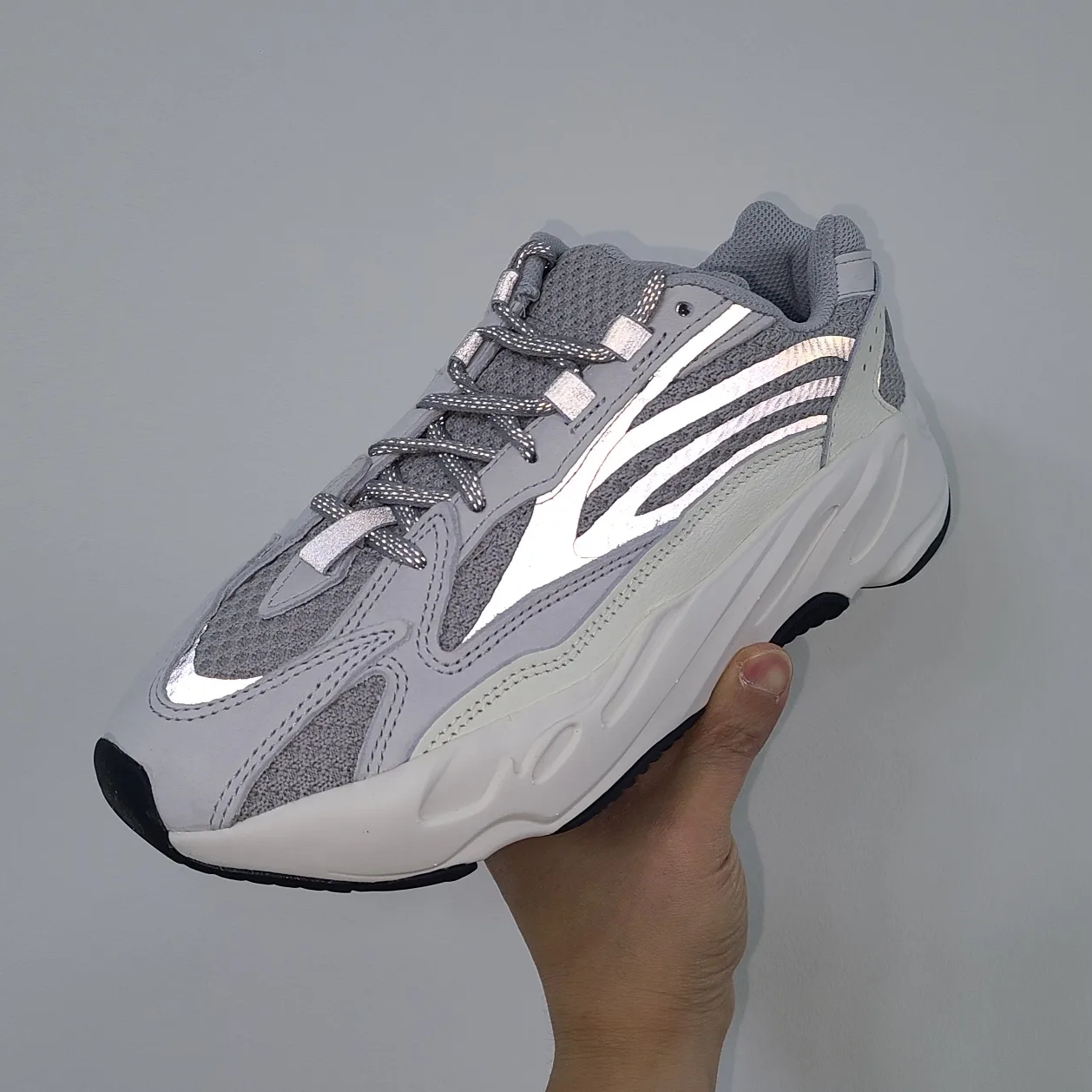 Adidas Yeezy Boost 700 V2 Static 2022 착용 스타일 - 1