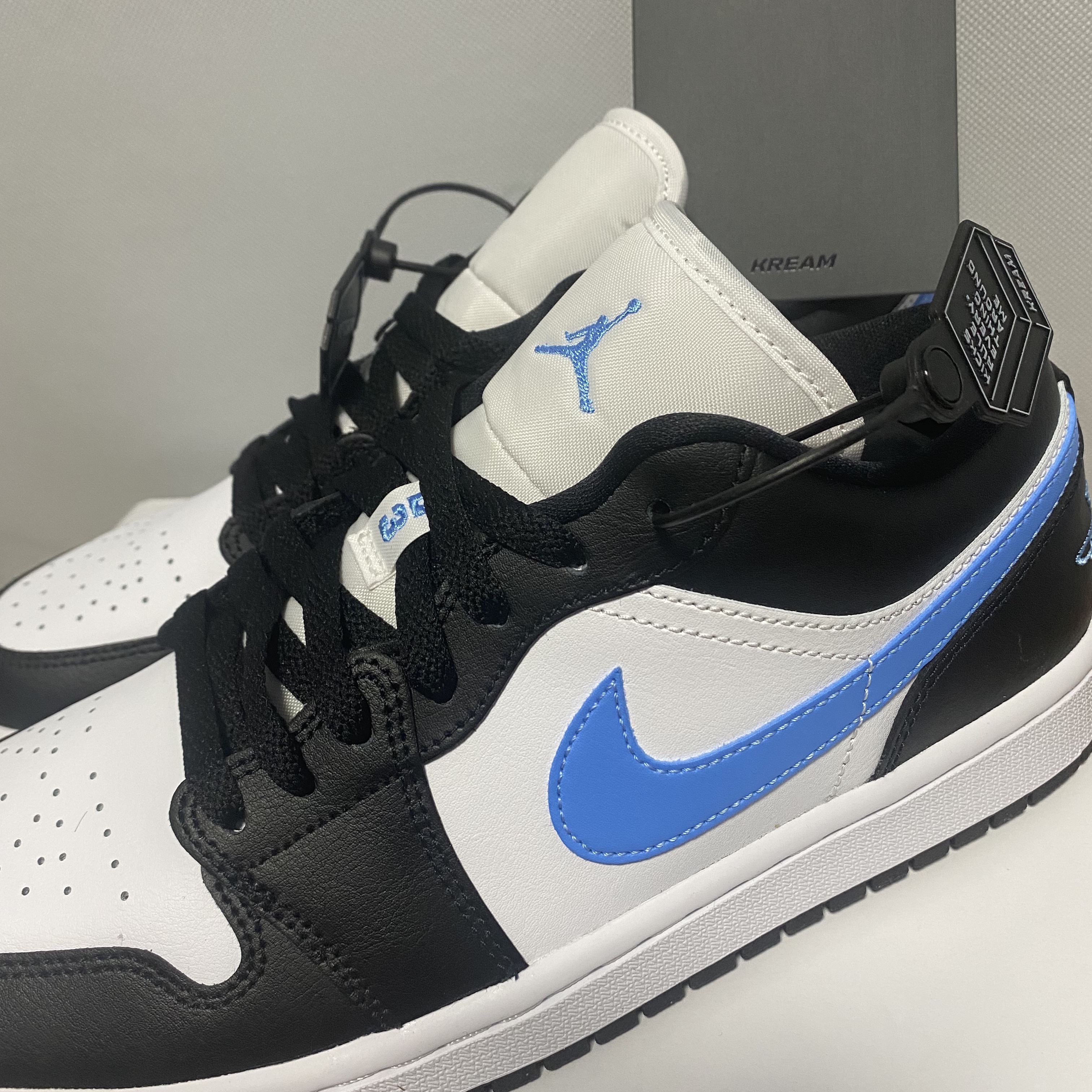 (W) Jordan 1 Low Black University Blue 착용 스타일 - 1