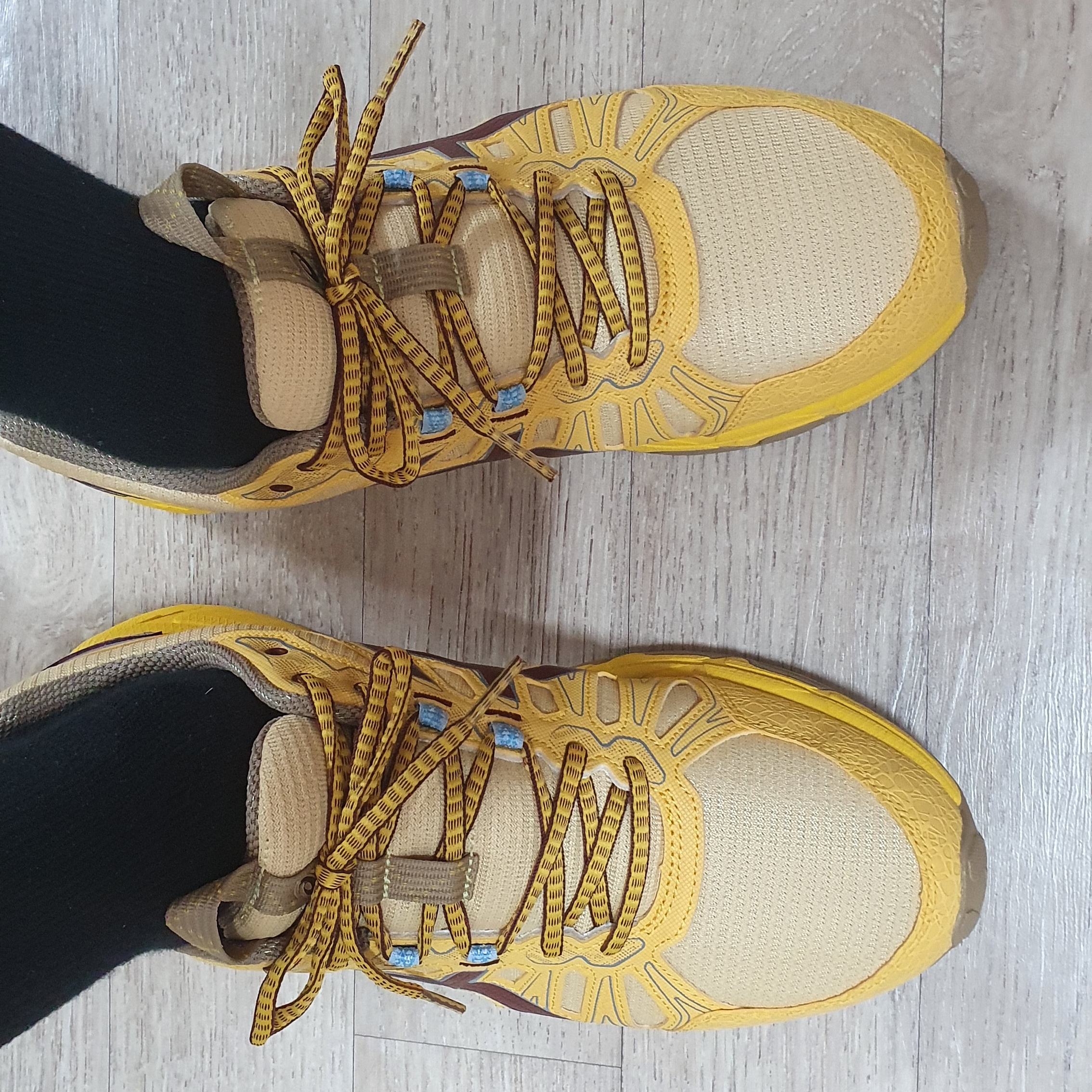 Asics HN1-S Gel-Venture 7 Yellow Ox Brown 착용 스타일 - 3