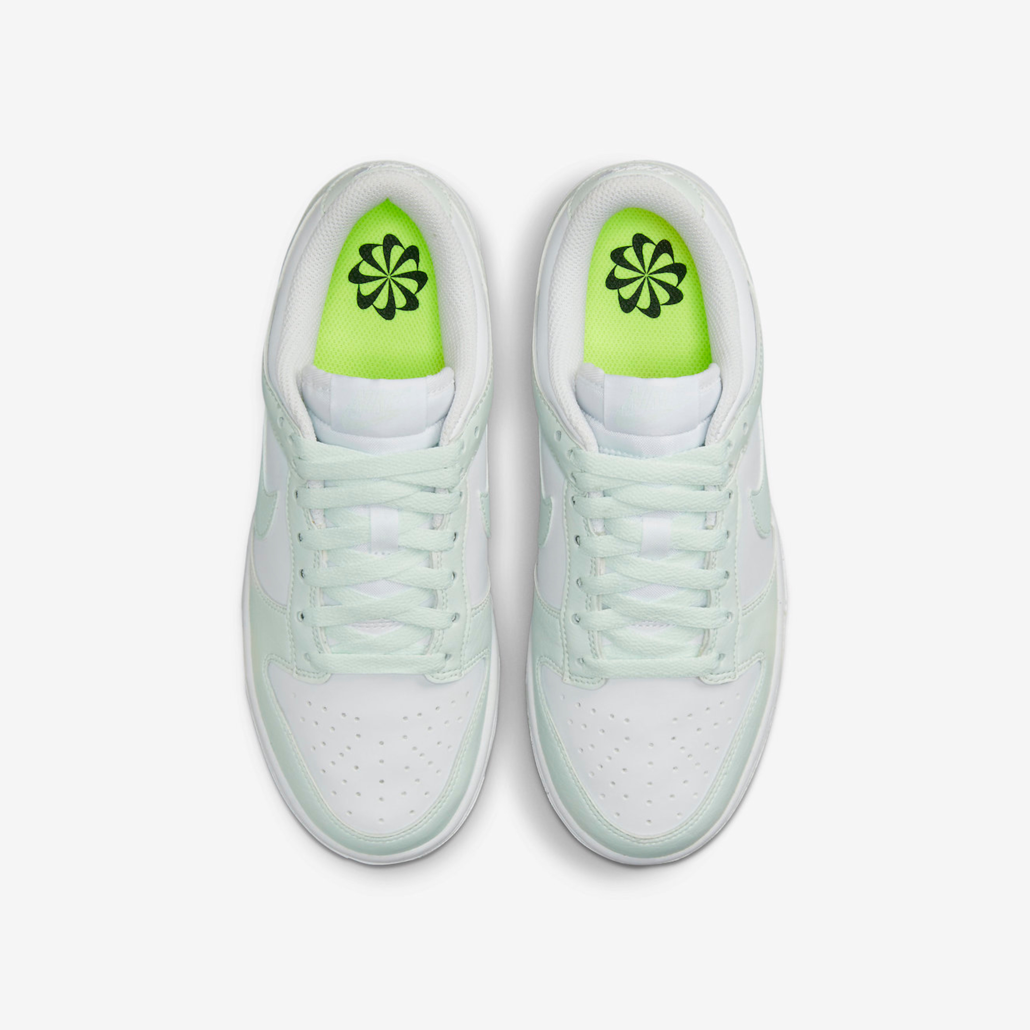 (W) Nike Dunk Low Next Nature Barely Green and White 착용 스타일 - 4