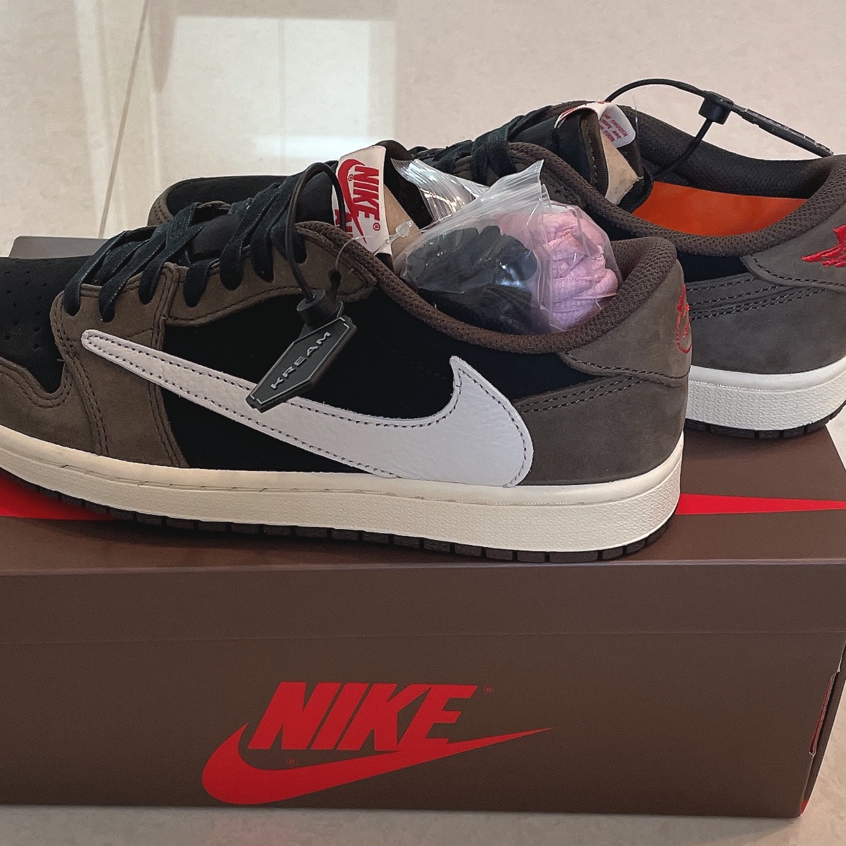 Jordan 1 x Travis Scott Retro Low OG SP Mocha 착용 스타일 - 1