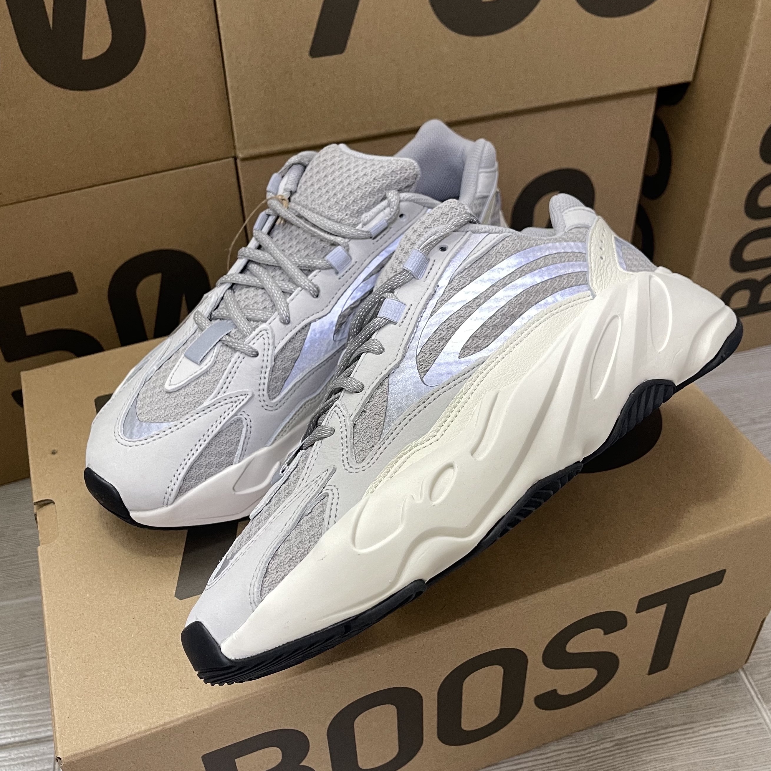 Adidas Yeezy Boost 700 V2 Static 2022 착용 스타일 - 1