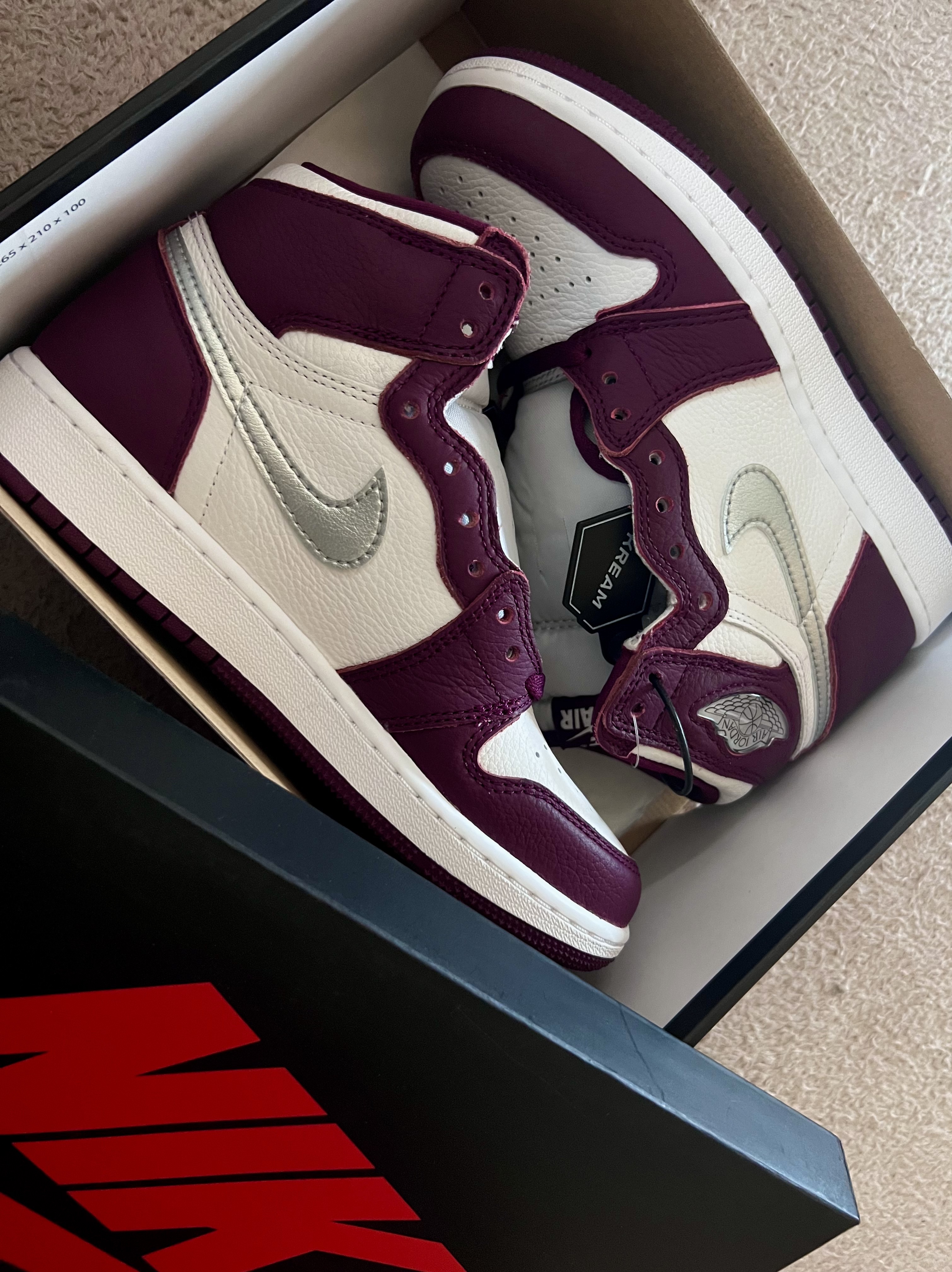 Jordan 1 Retro High OG Bordeaux, (GS) Jordan 1 Retro High OG Bordeaux 착용 스타일 - 2