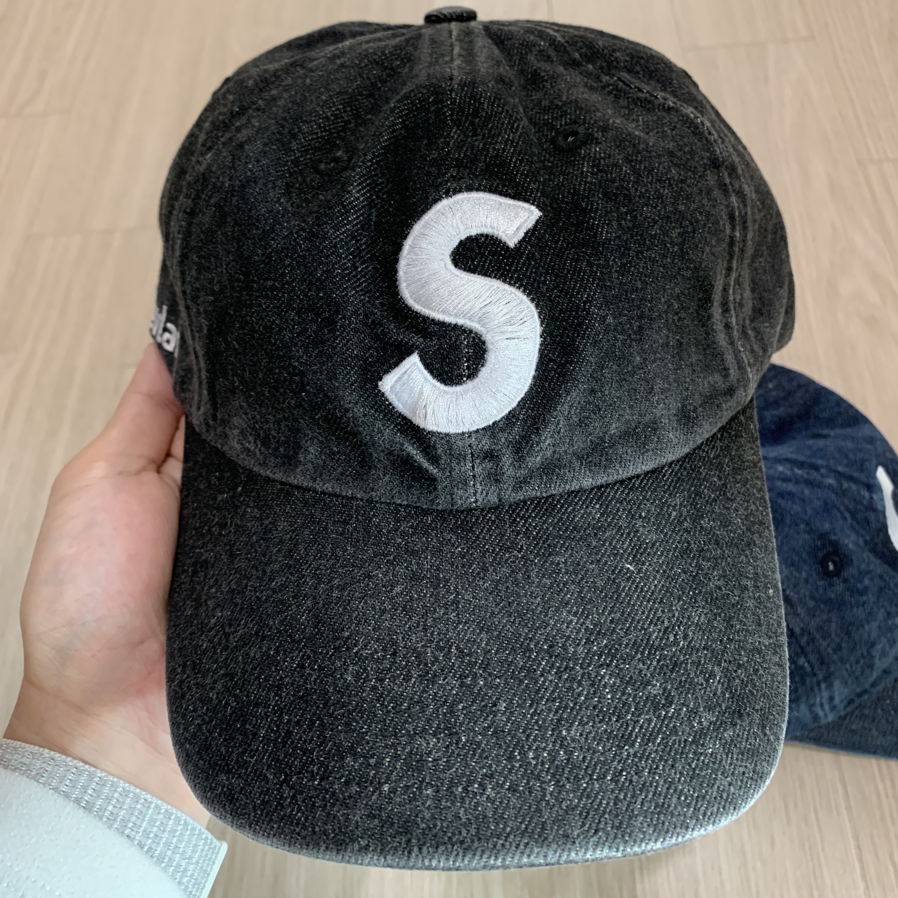 Supreme Kevlar Denim S Logo 6-Panel Black - 22SS, Supreme Kevlar Denim S Logo 6-Panel Indigo - 22SS 착용 스타일 - 2