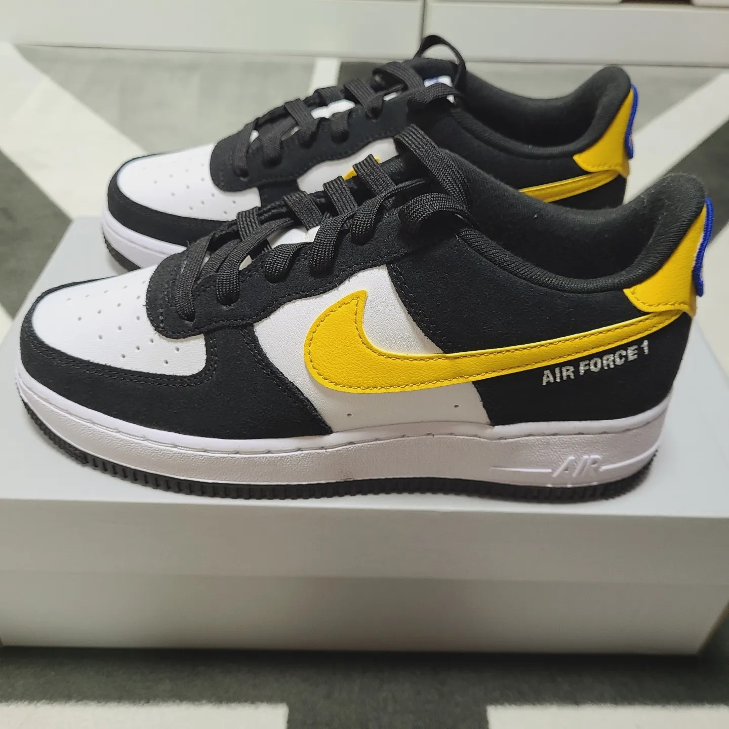 Nike Air Force 1 '07 LV8 Athletic Club Black Dark Sulfur 착용 스타일 - 1