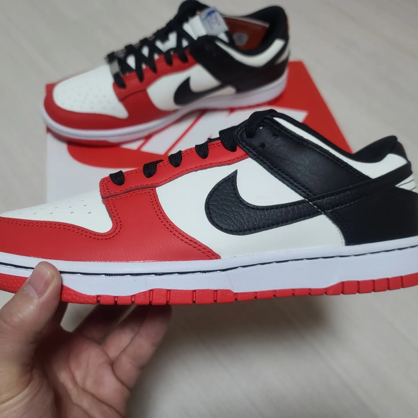 Nike x NBA Dunk Low Retro EMB Black and Chile Red 착용 스타일 - 2
