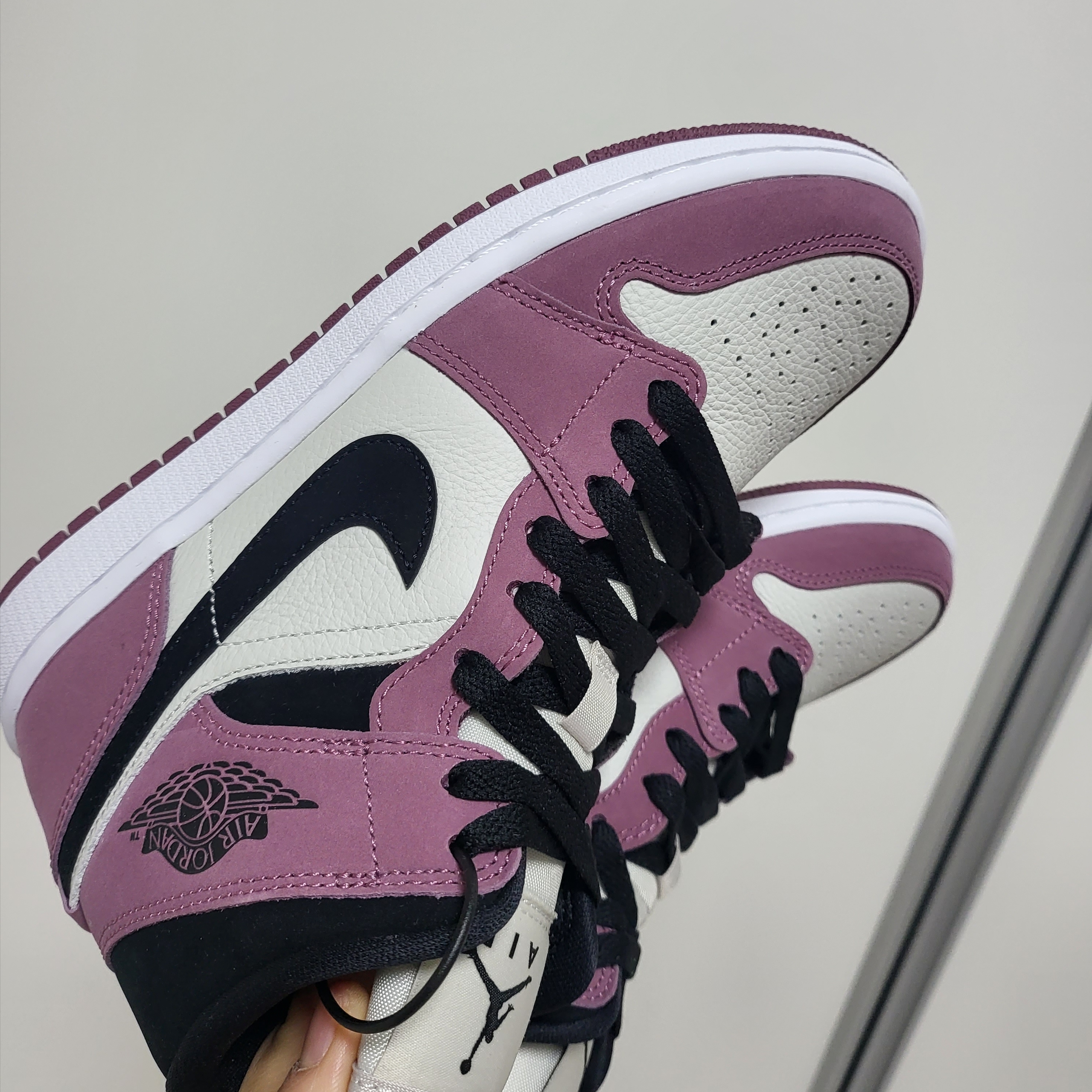 (W) Jordan 1 Mid SE Light Mulberry 착용 스타일 - 3