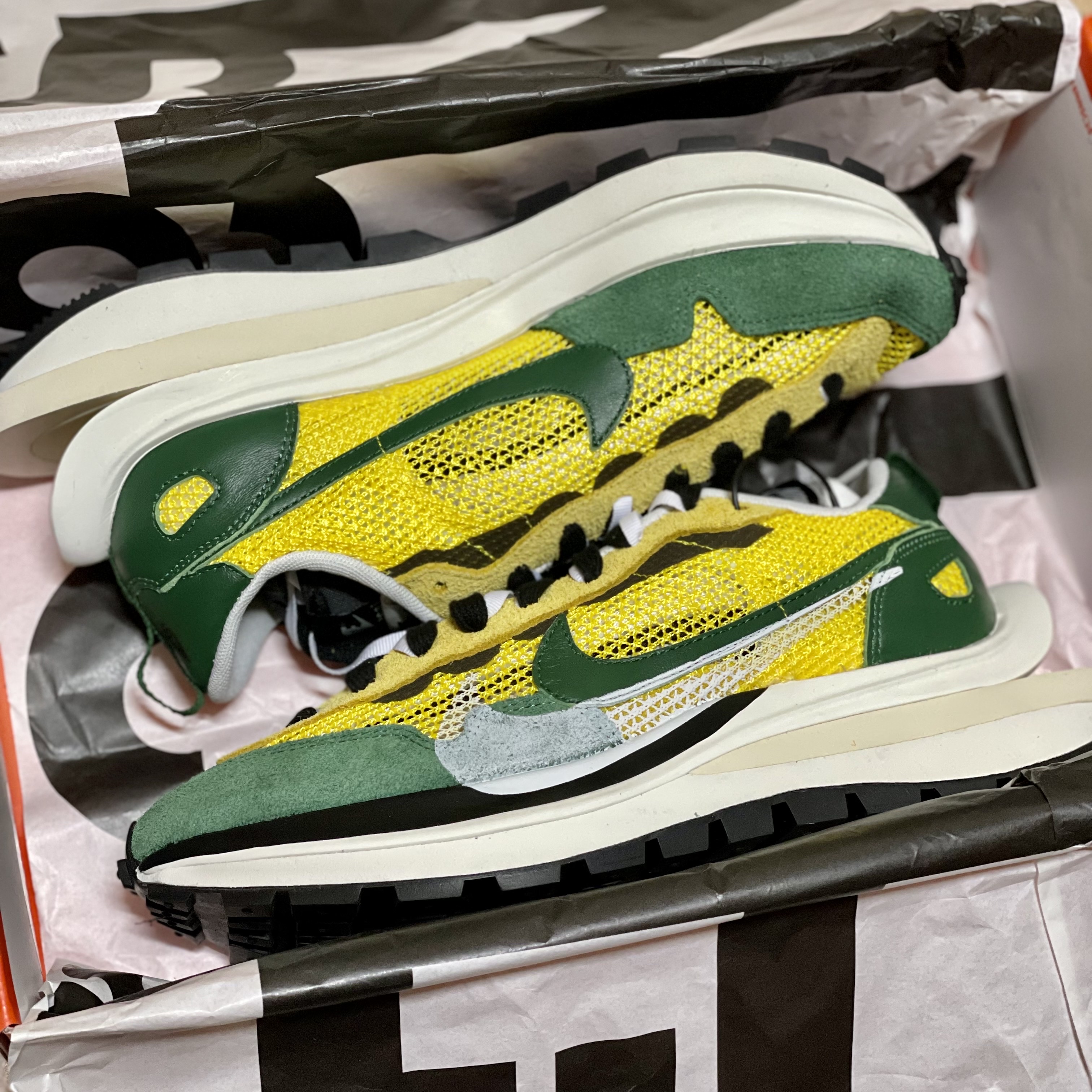 Nike x Sacai VaporWaffle Tour Yellow & Gorge Green Sail 착용 스타일 - 1