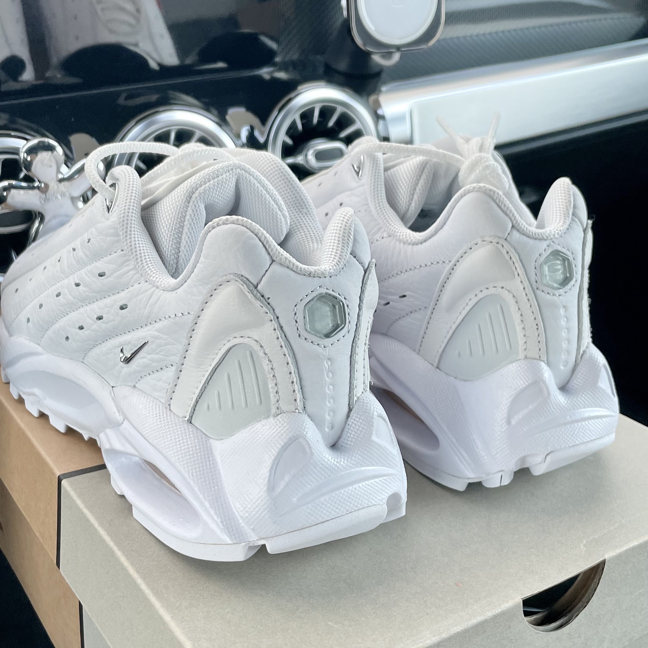 Nike x Drake Nocta Hot Step Air Terra Triple White 착용 스타일 - 2