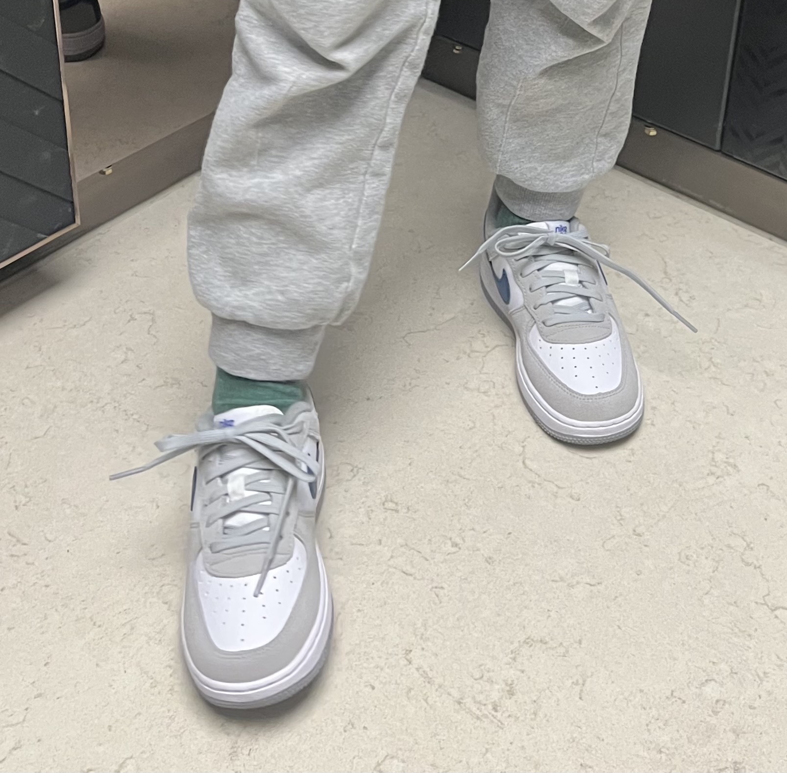 (PS) Nike Air Force 1 LV8 Athletic Club Light Smoke Grey Marina 착용 스타일