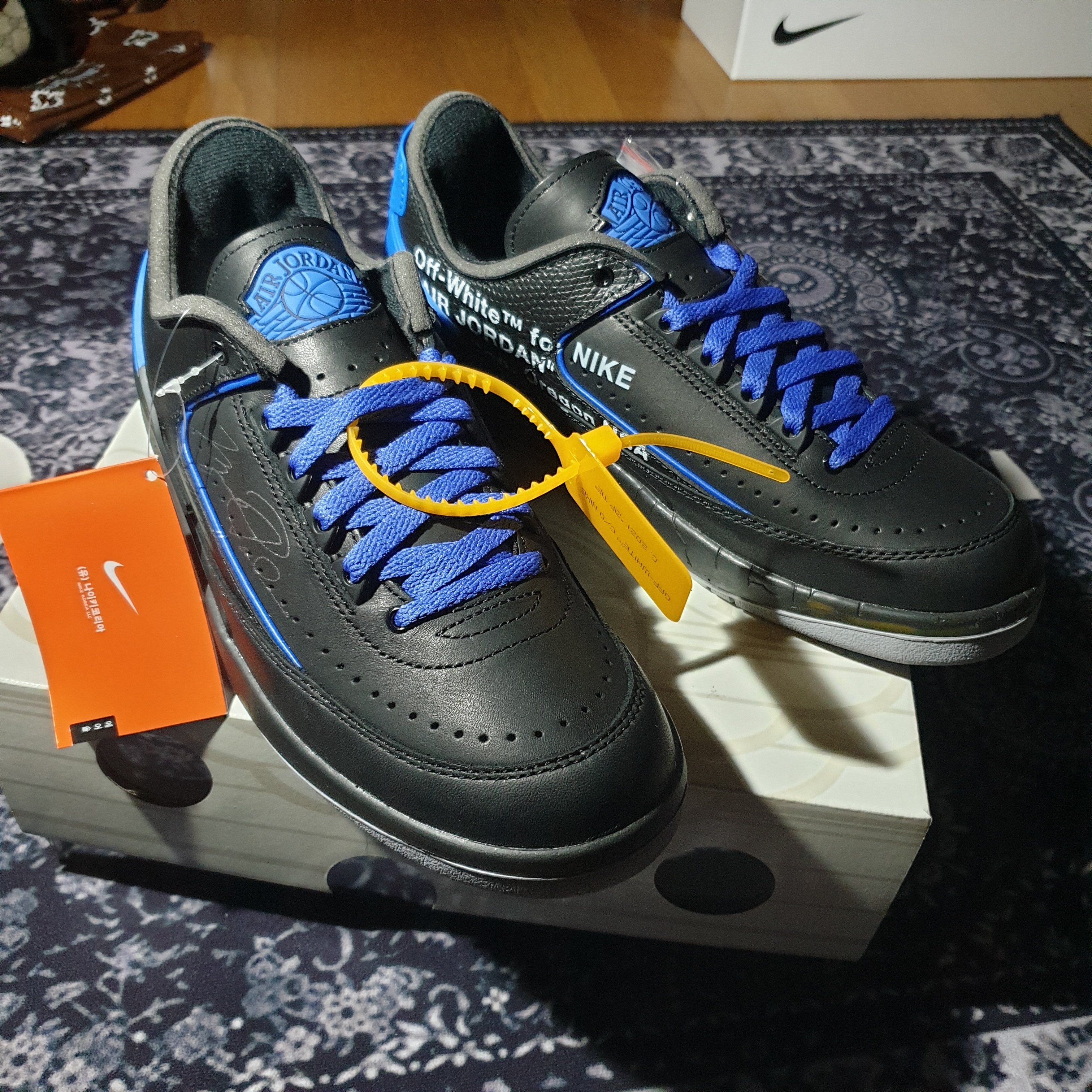 Jordan 2 x Off-White Retro Low SP Black and Varsity Royal 착용 스타일