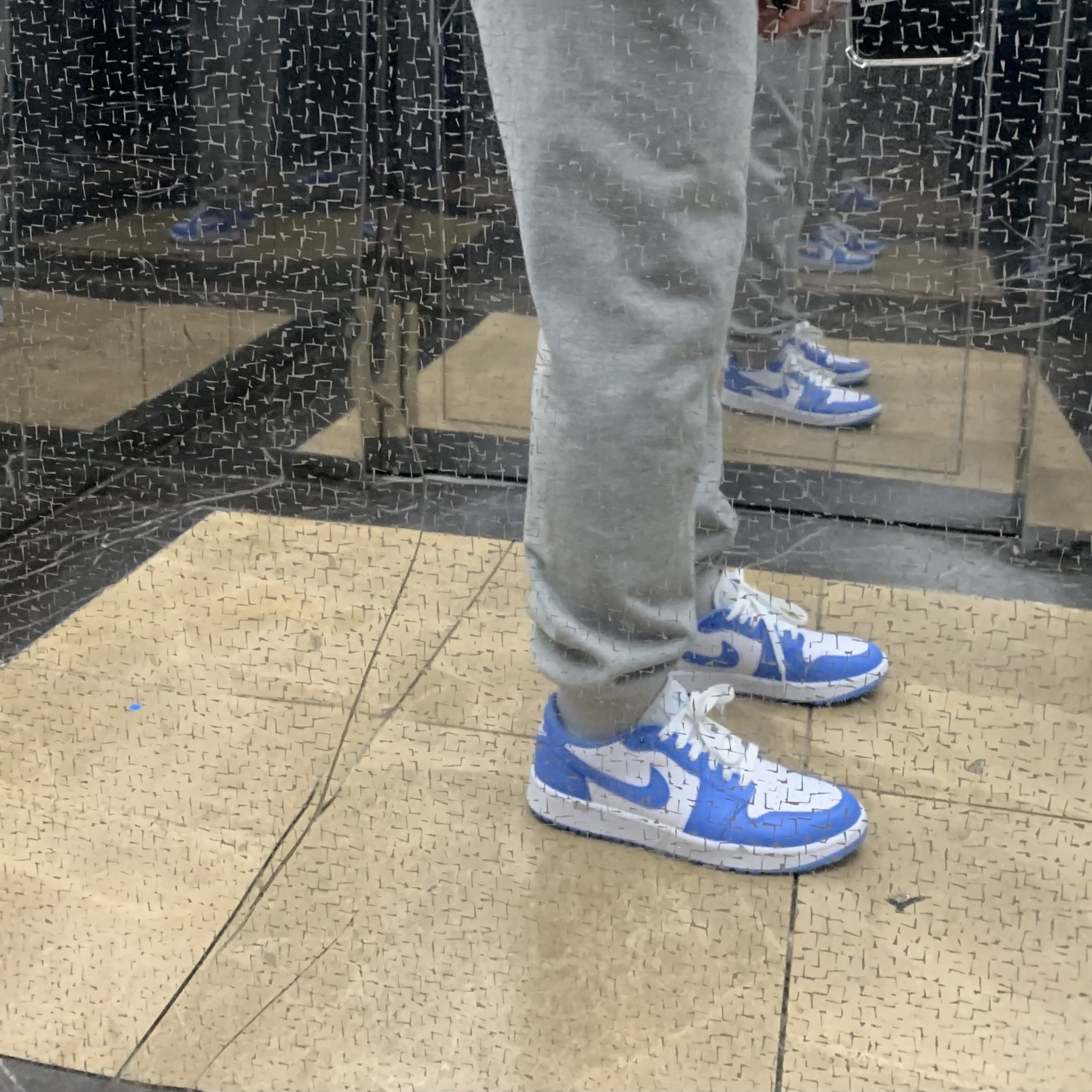 Jordan 1 Low Golf White and University Blue 착용 스타일