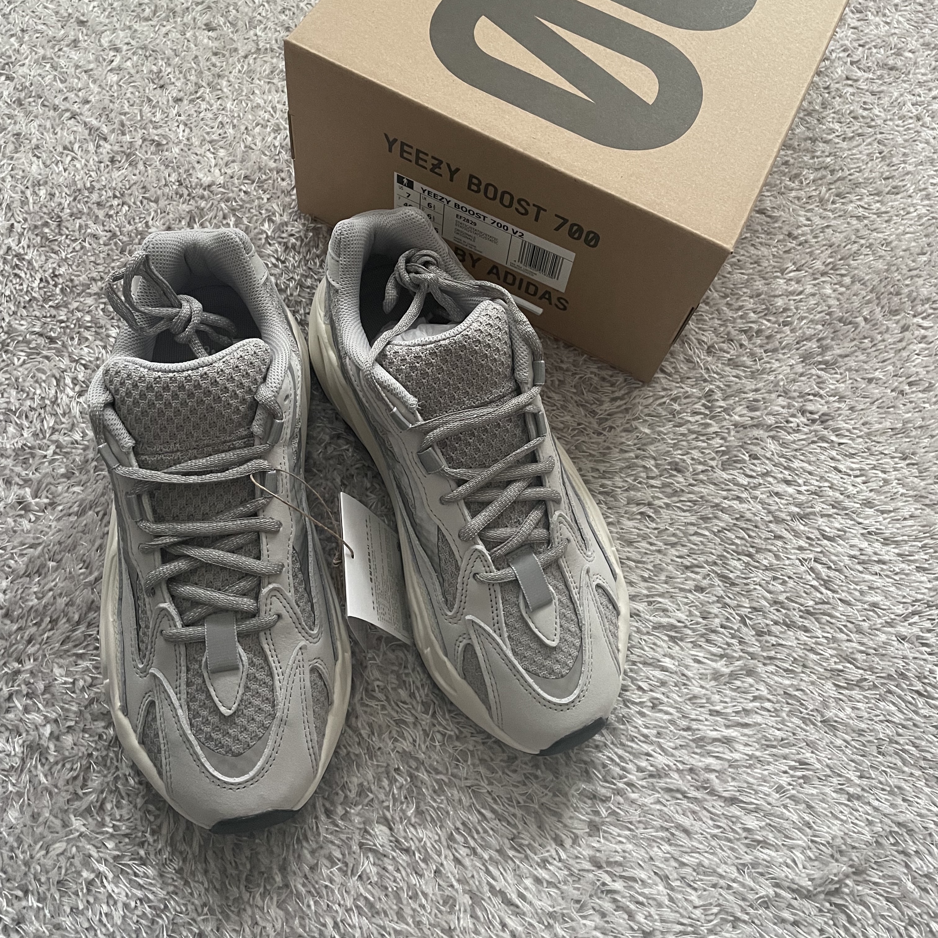 Adidas Yeezy Boost 700 V2 Static 2022 착용 스타일 - 2