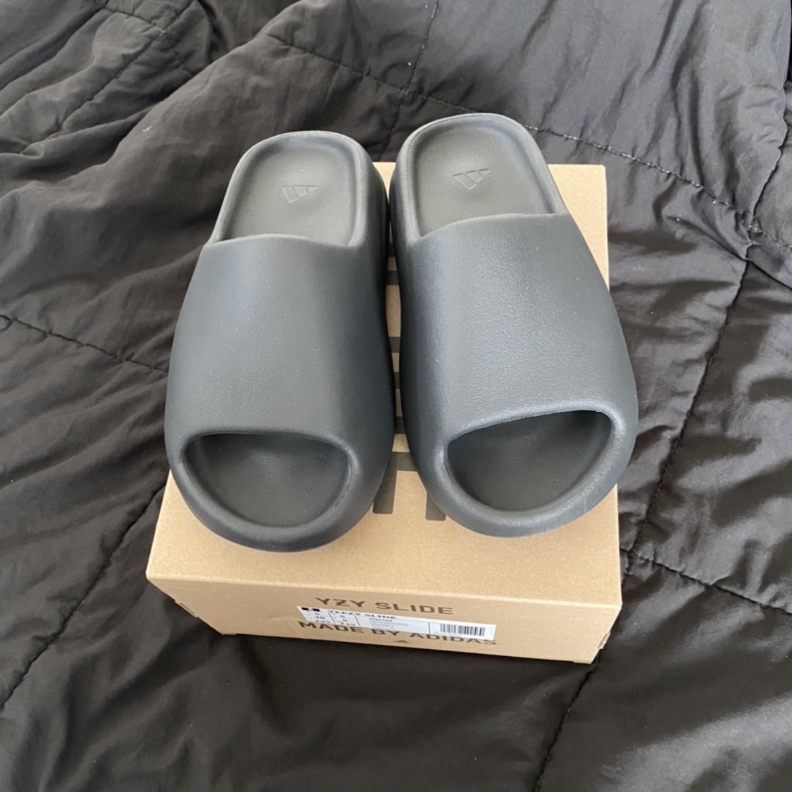 Adidas Yeezy Slide Onyx 착용 스타일 - 1