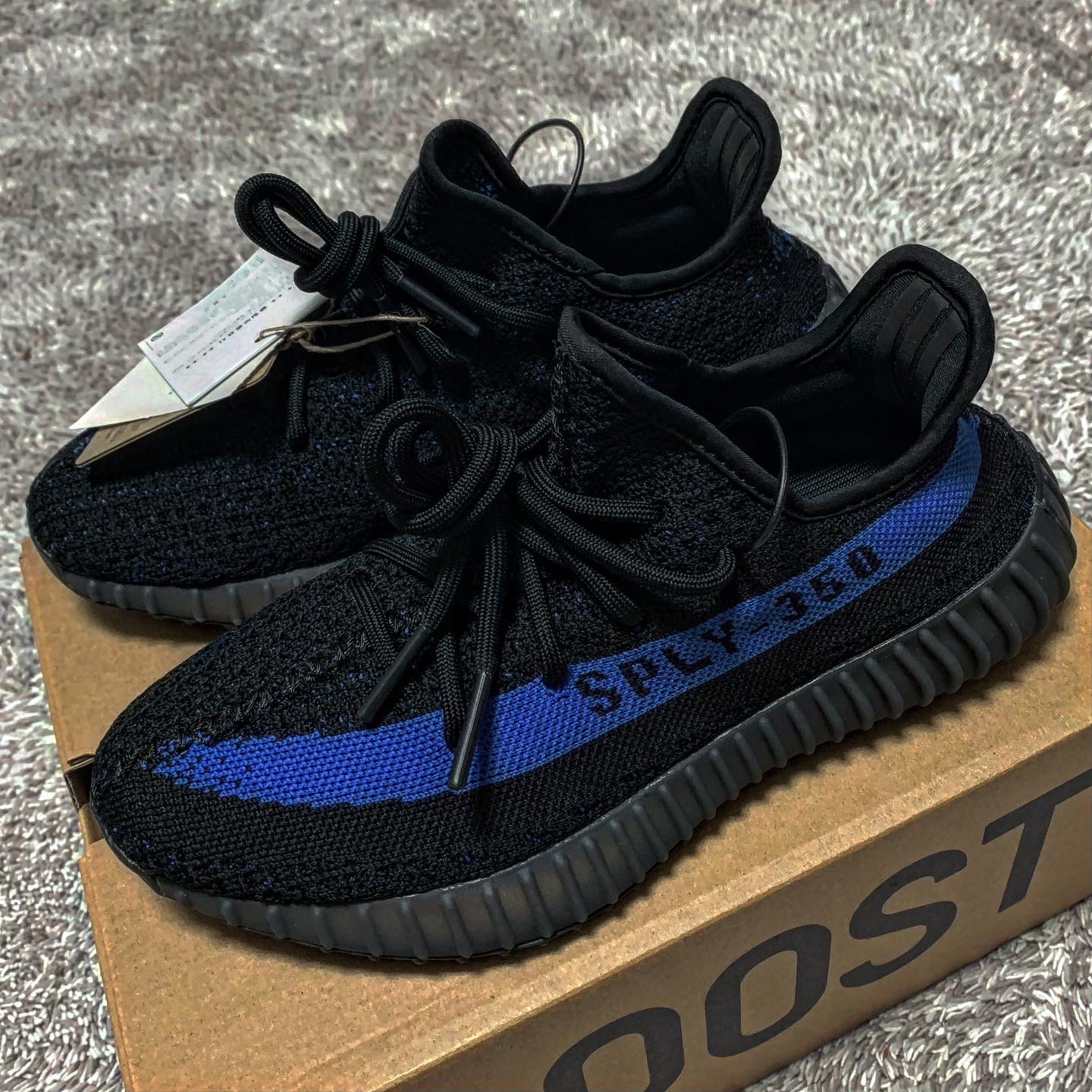 Adidas Yeezy Boost 350 V2 Dazzling Blue 착용 스타일