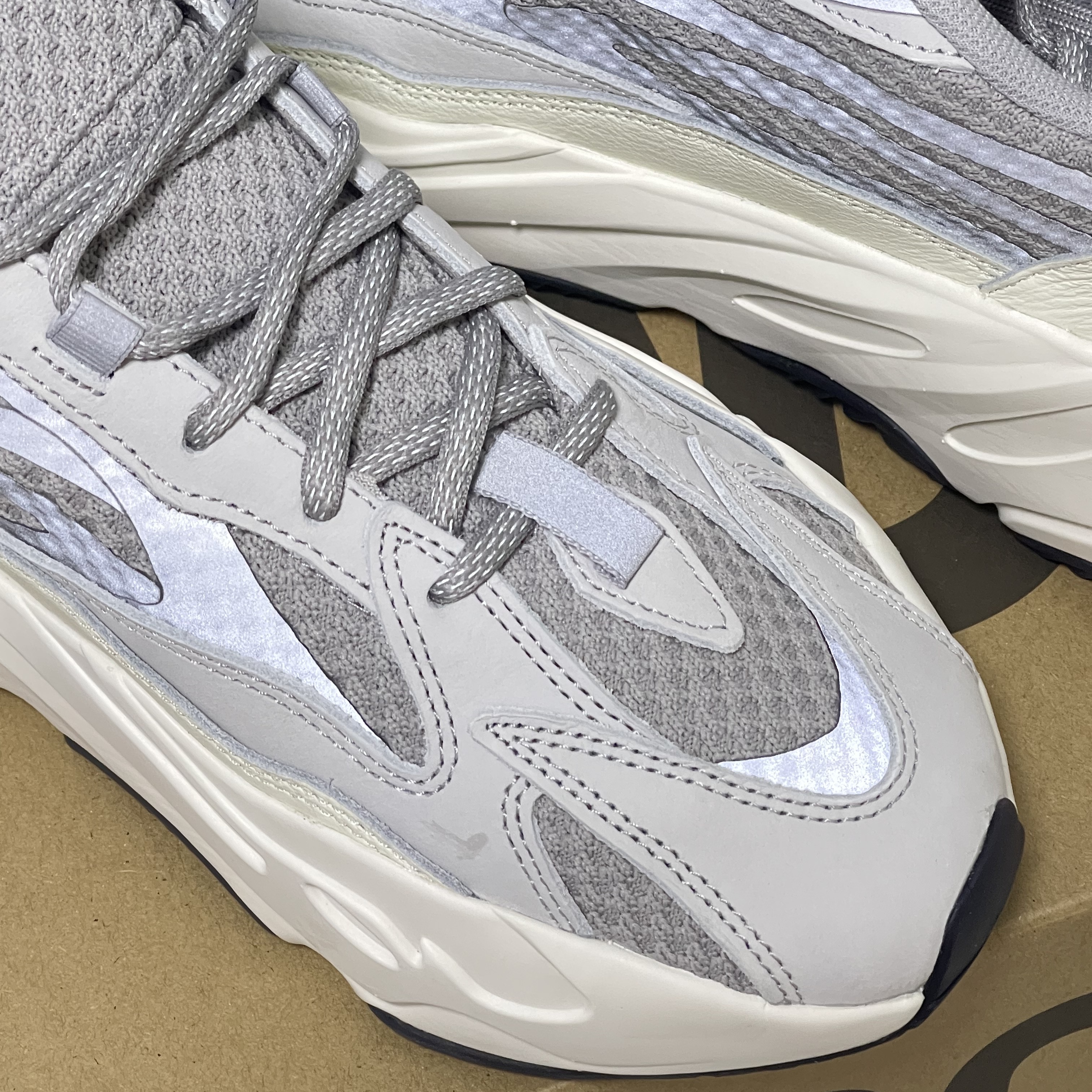 Adidas Yeezy Boost 700 V2 Static 2022 착용 스타일 - 2