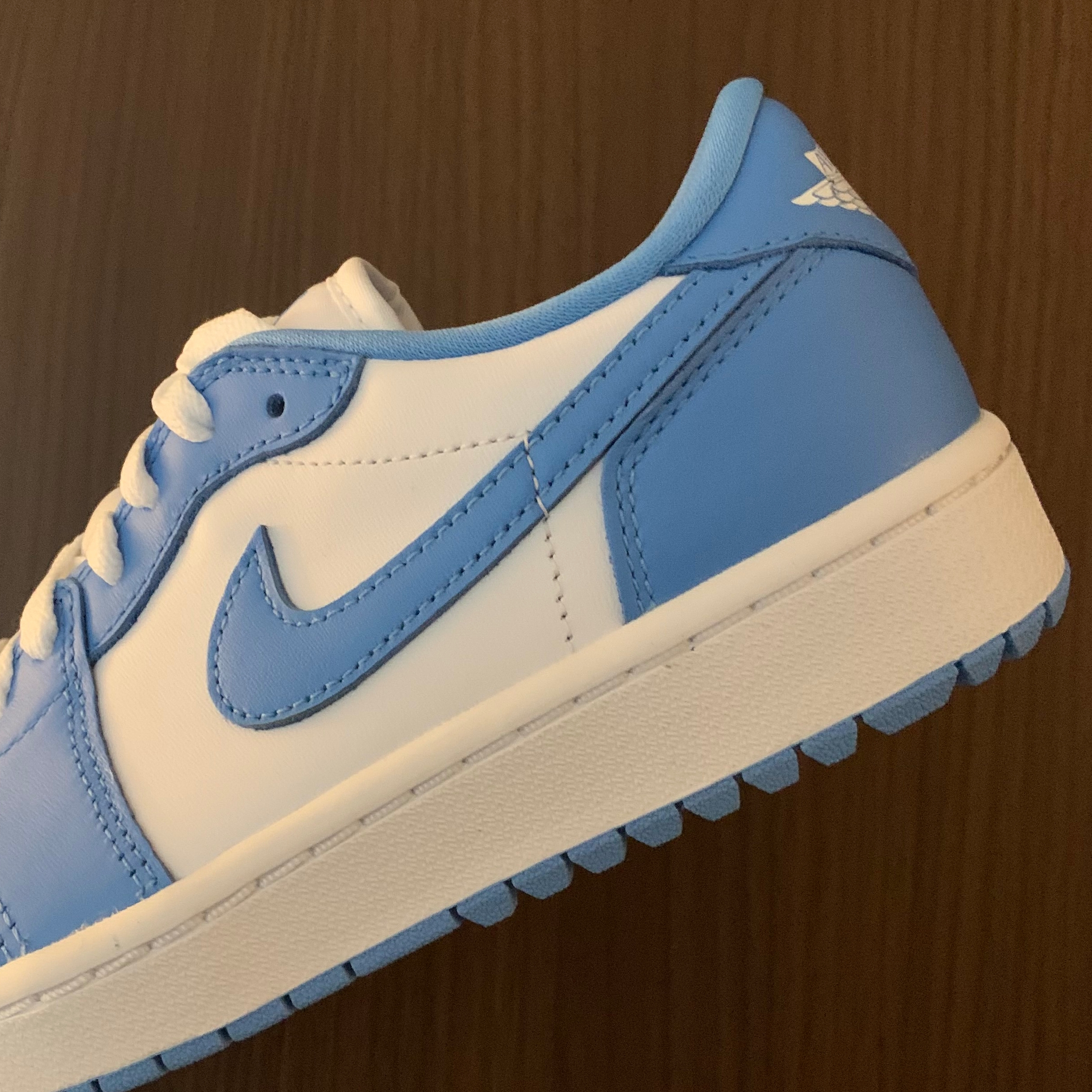 Jordan 1 Low Golf White and University Blue 착용 스타일