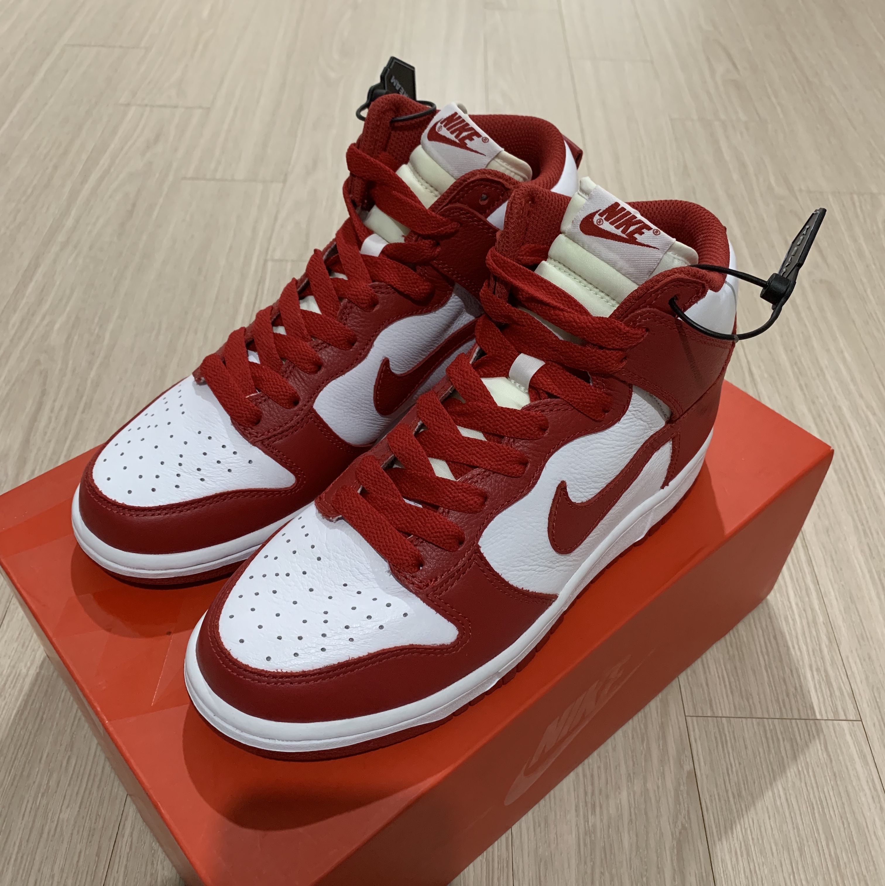 Nike Dunk High Retro QS St. John's, Supreme Est. 1994 6-Panel Red - 21FW 착용 스타일 - 2