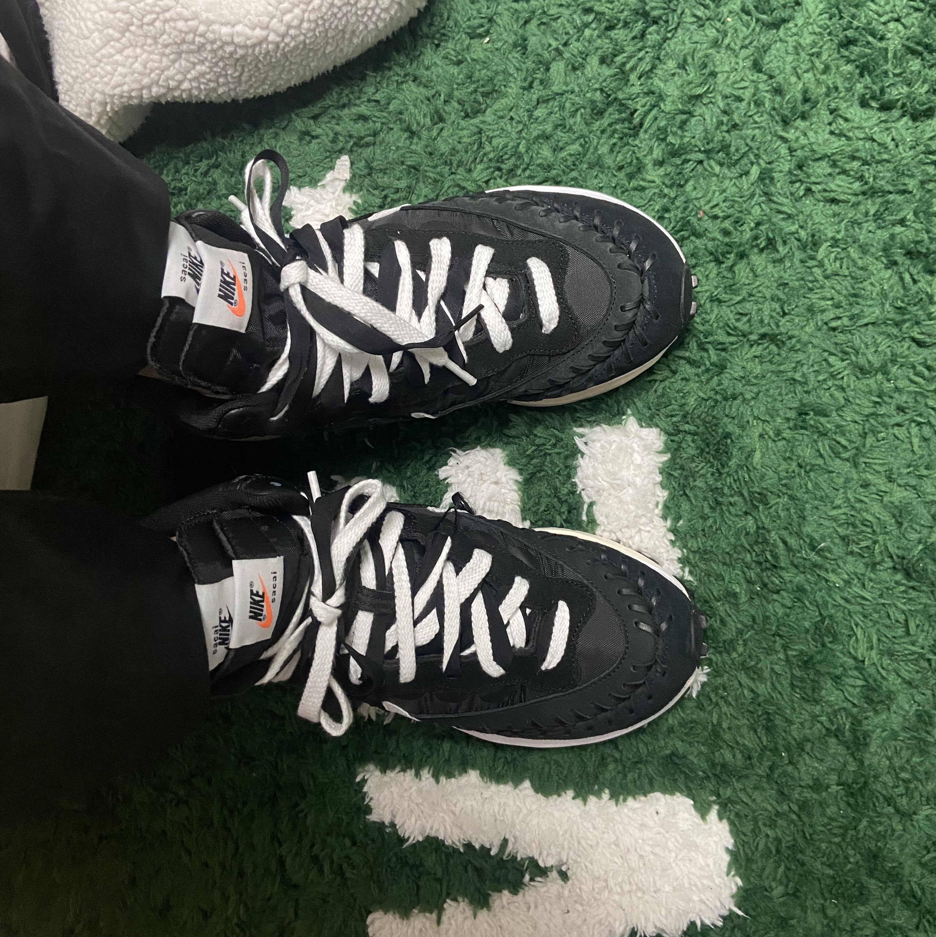 Nike x Sacai x Jean Paul Gaultier VaporWaffle Black White 착용 스타일 - 1
