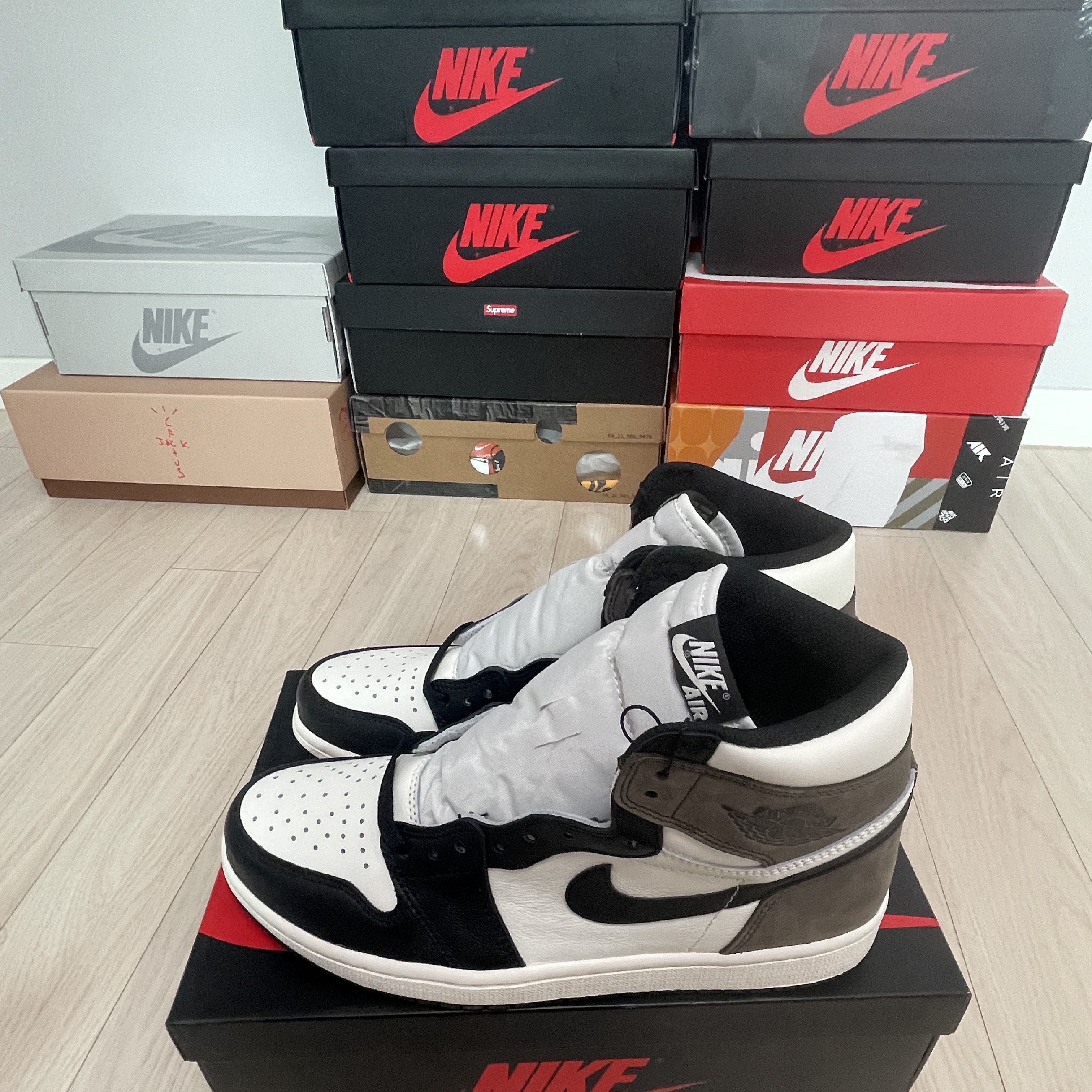 Jordan 1 Retro High OG Black Mocha 착용 스타일 - 1
