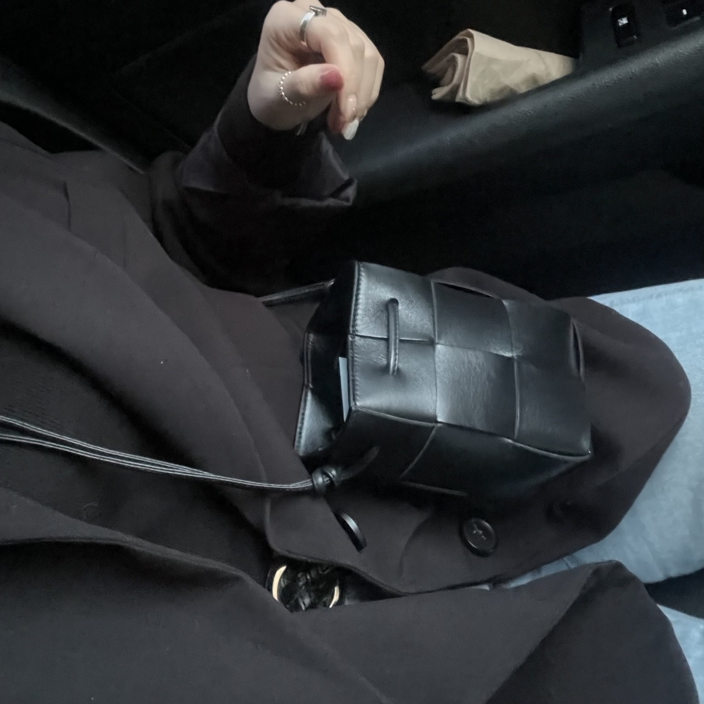 Bottega Veneta Mini Leather Cassette Bucket Bag Black 착용 스타일