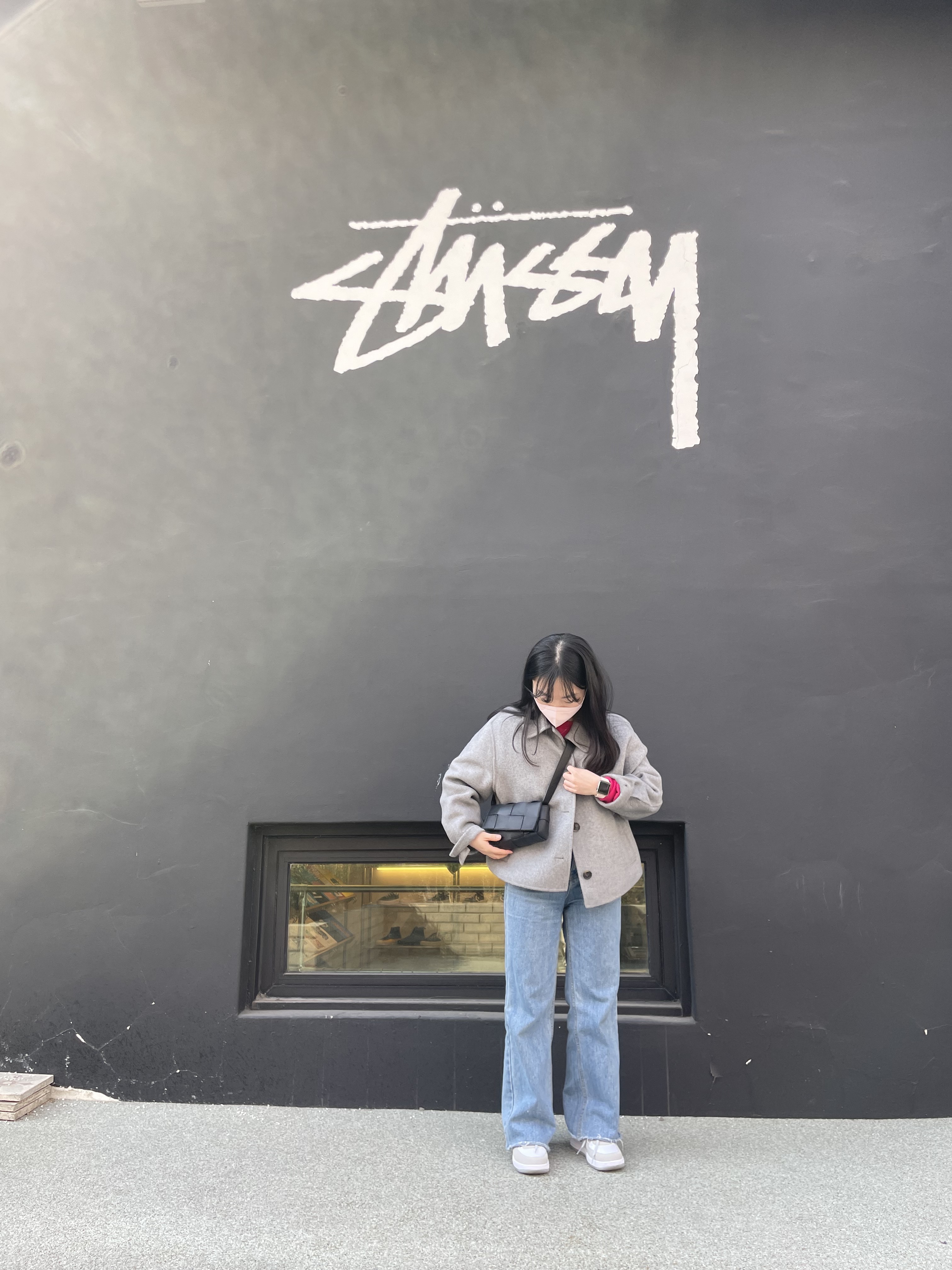 Bottega Veneta Mini Calfskin Leather Belt Cassette Black, (PS) Nike Air Force 1 LV8 Athletic Club Light Smoke Grey Marina 착용 스타일 - 1